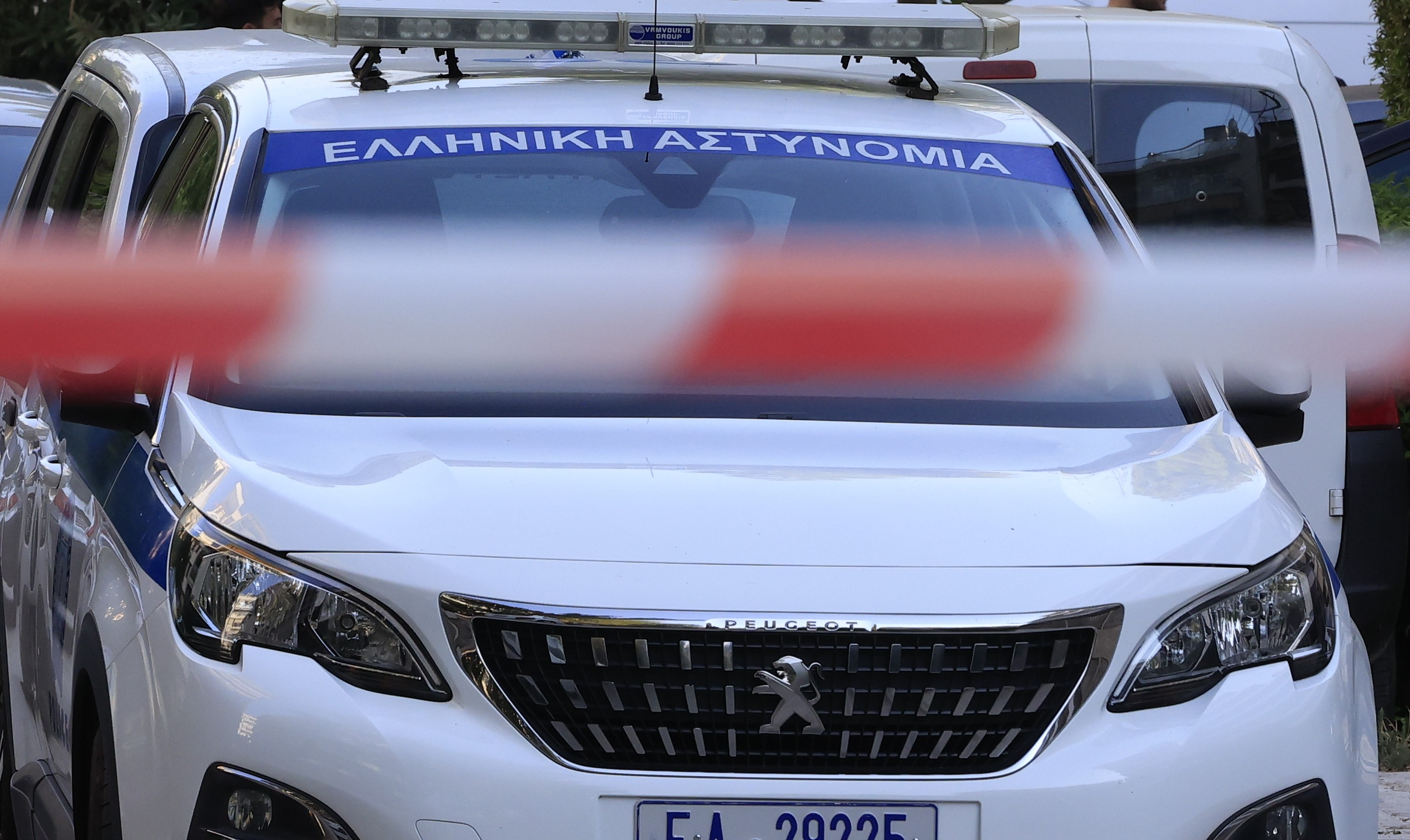 Δόκιμος αστυνομικός πυροβόλησε 31χρονο που επιτέθηκε με μαχαίρι μέσα στο ΑΤ Μάνδρας