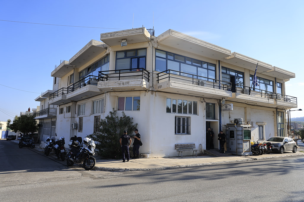 Μάνδρα: Δόκιμος αστυνομικός πυροβόλησε 31χρονο που του επιτέθηκε με μαχαίρι μέσα στο τμήμα | Επικαιρότητα στο PlusTV.gr
