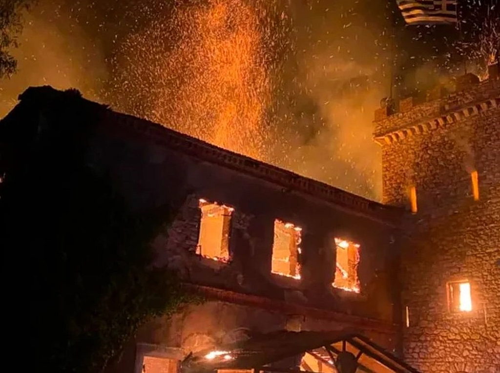Πάτρα: Φωτιά στο ιστορικό οινοποιείο Achaia Clauss | Επικαιρότητα στο PlusTV.gr