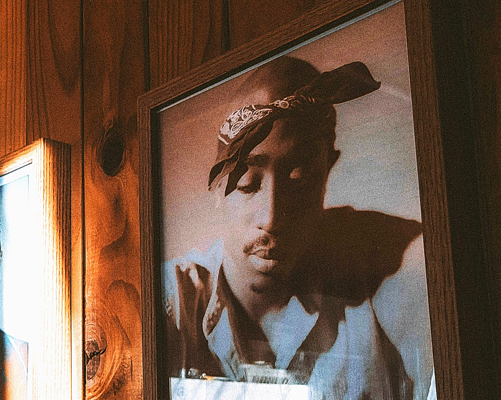 Tupac Shakur: Η ζωή, ο θάνατος και το διαρκές μυστήριο ενός ειδώλου της hip-hop | Επικαιρότητα στο PlusTV.gr