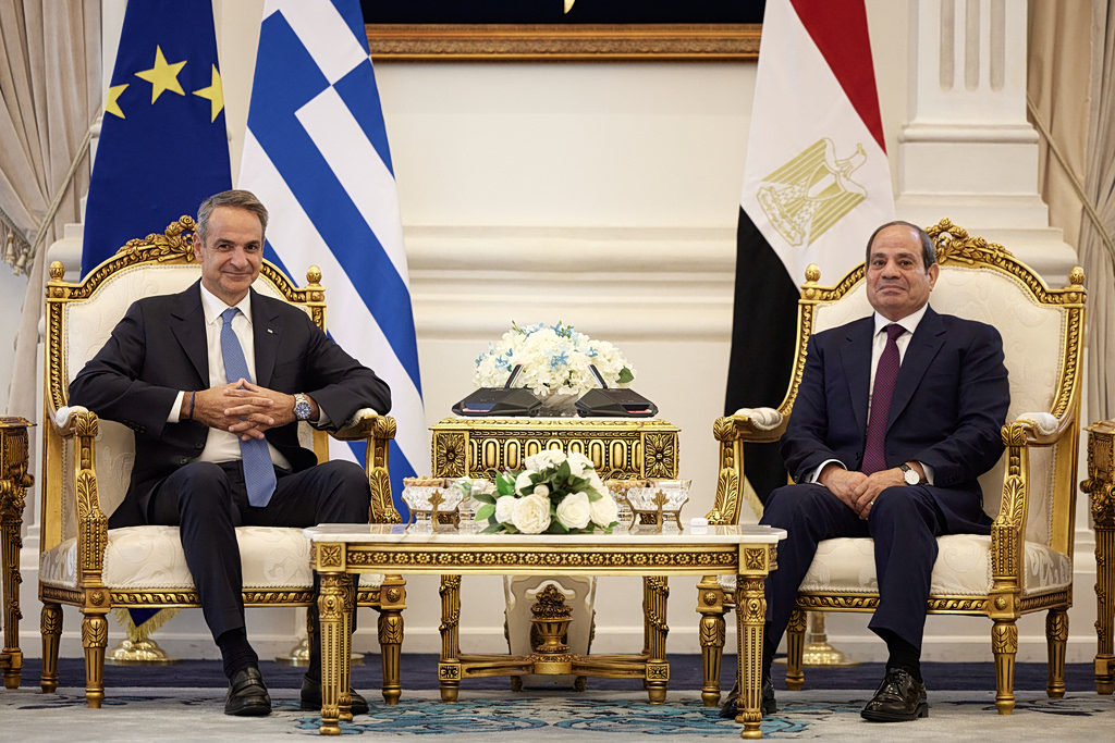 Στο Ελ Αλαμέιν ο Μητσοτάκης: Το τετ-α-τετ με Σίσι και η τριμερής Σύνοδος με Αίγυπτο, Κύπρο | Επικαιρότητα στο PlusTV.gr