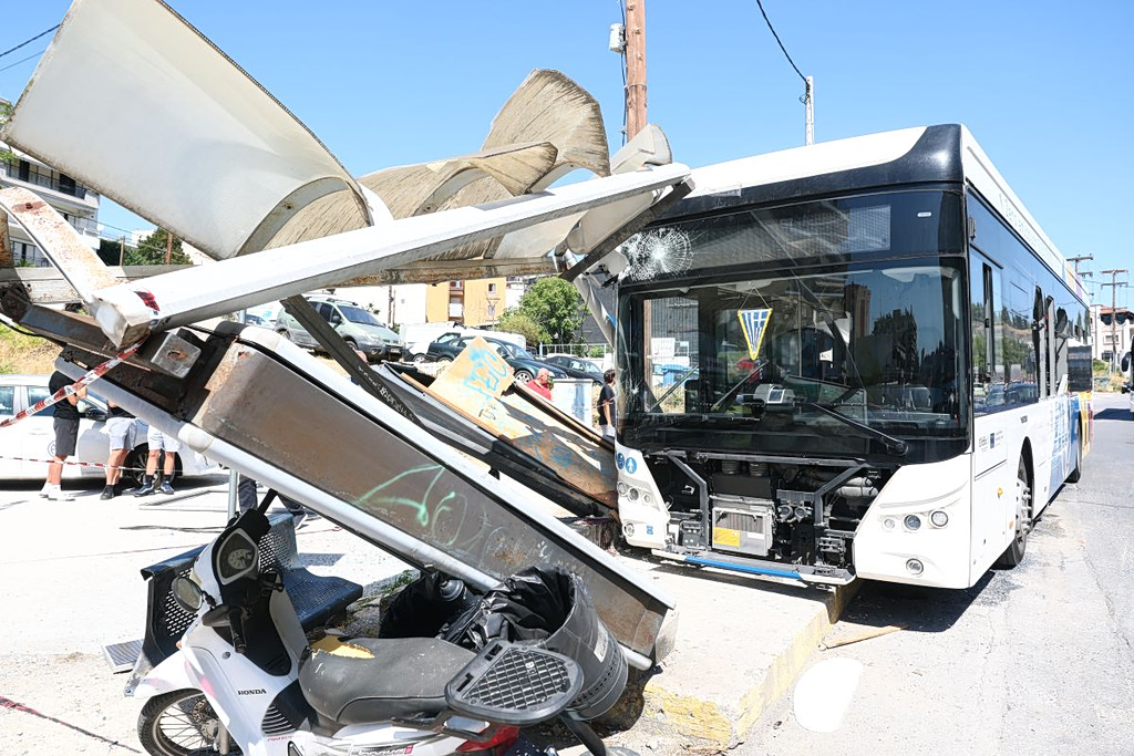 Θεσσαλονίκη: Αστικό λεωφορείο έπεσε σε στάση, 4 τραυματίες | Επικαιρότητα στο PlusTV.gr