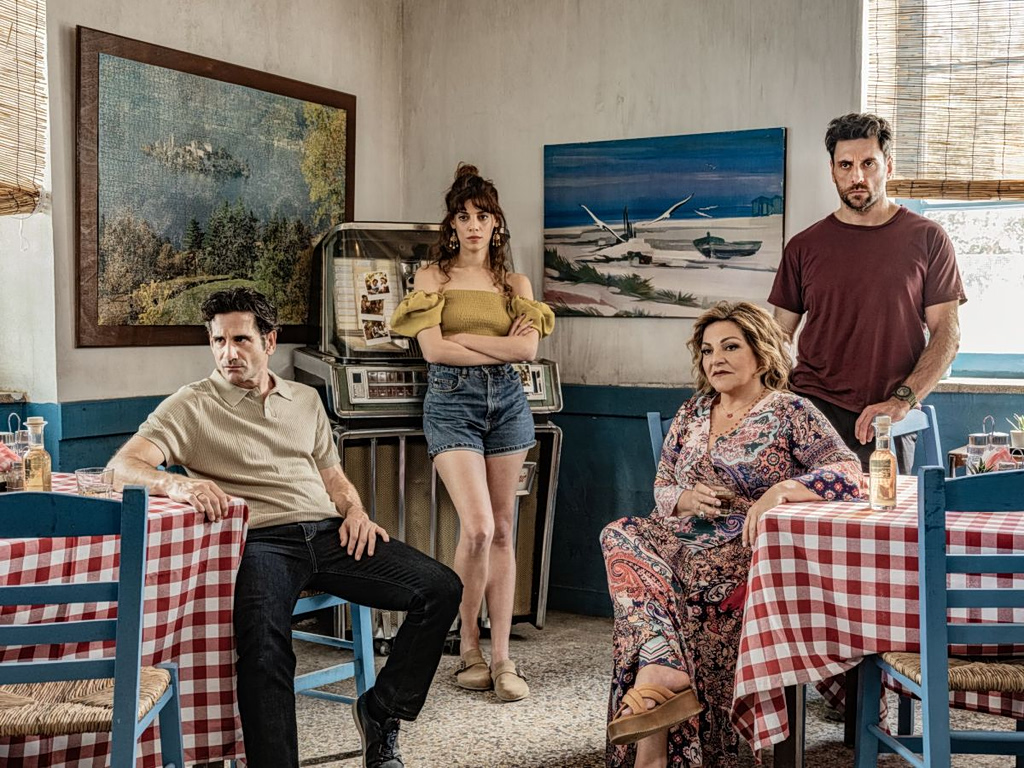 Έρχονται στο MEGA τα «Δύο Μαύρα Πουκάμισα» και το «Κάμπινγκ» | Επικαιρότητα στο PlusTV.gr