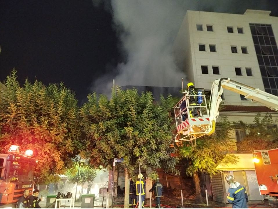 Καταστροφή στον Πειραιά μετά από φωτιά σε κατάστημα υφασμάτων - έγινε στάχτη