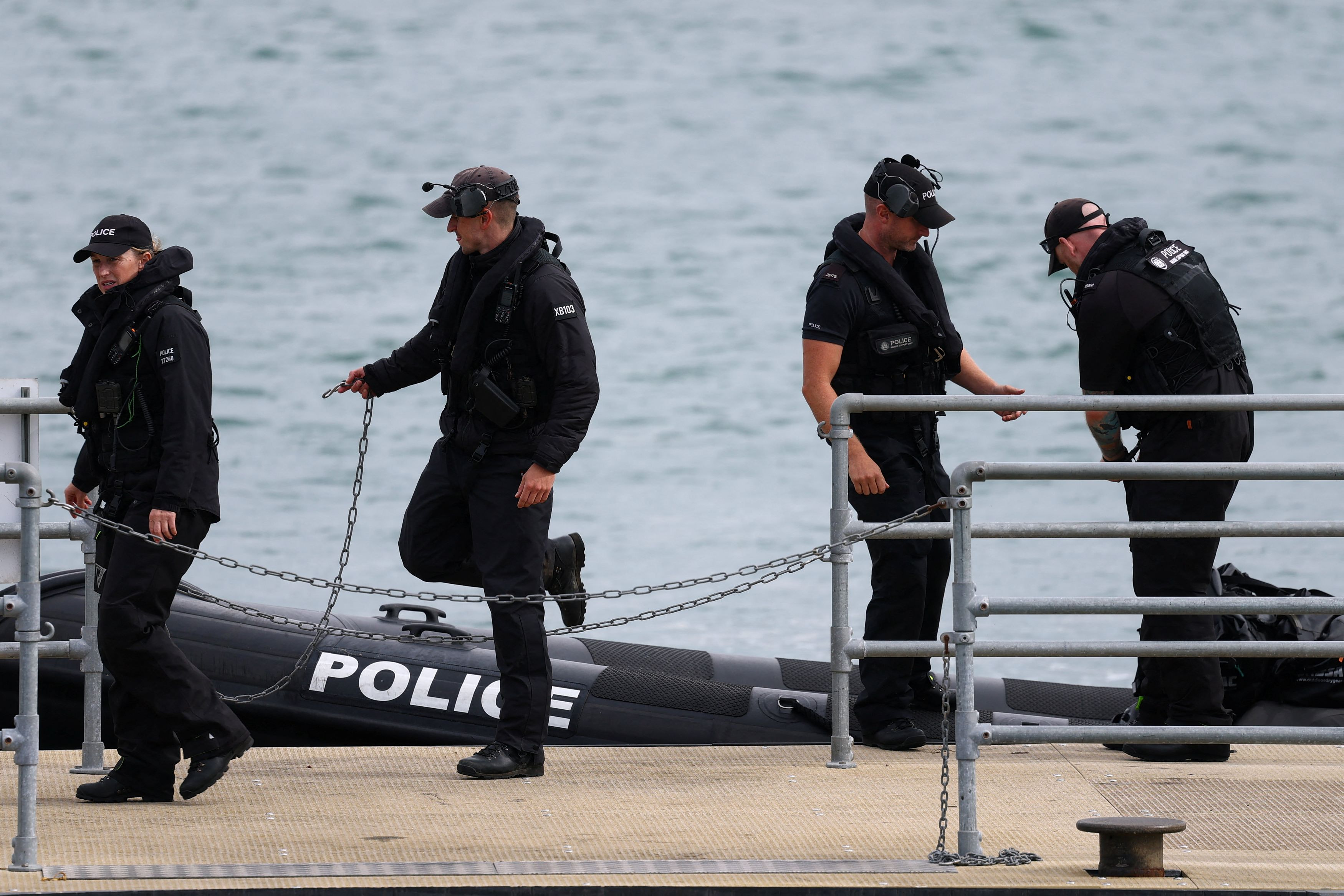 Βρετανία: Ανησυχία για τους άνδρες με τα μαύρα για το μεταναστευτικό - Οργή ή οργανωμένη ακροδεξιά δράση;