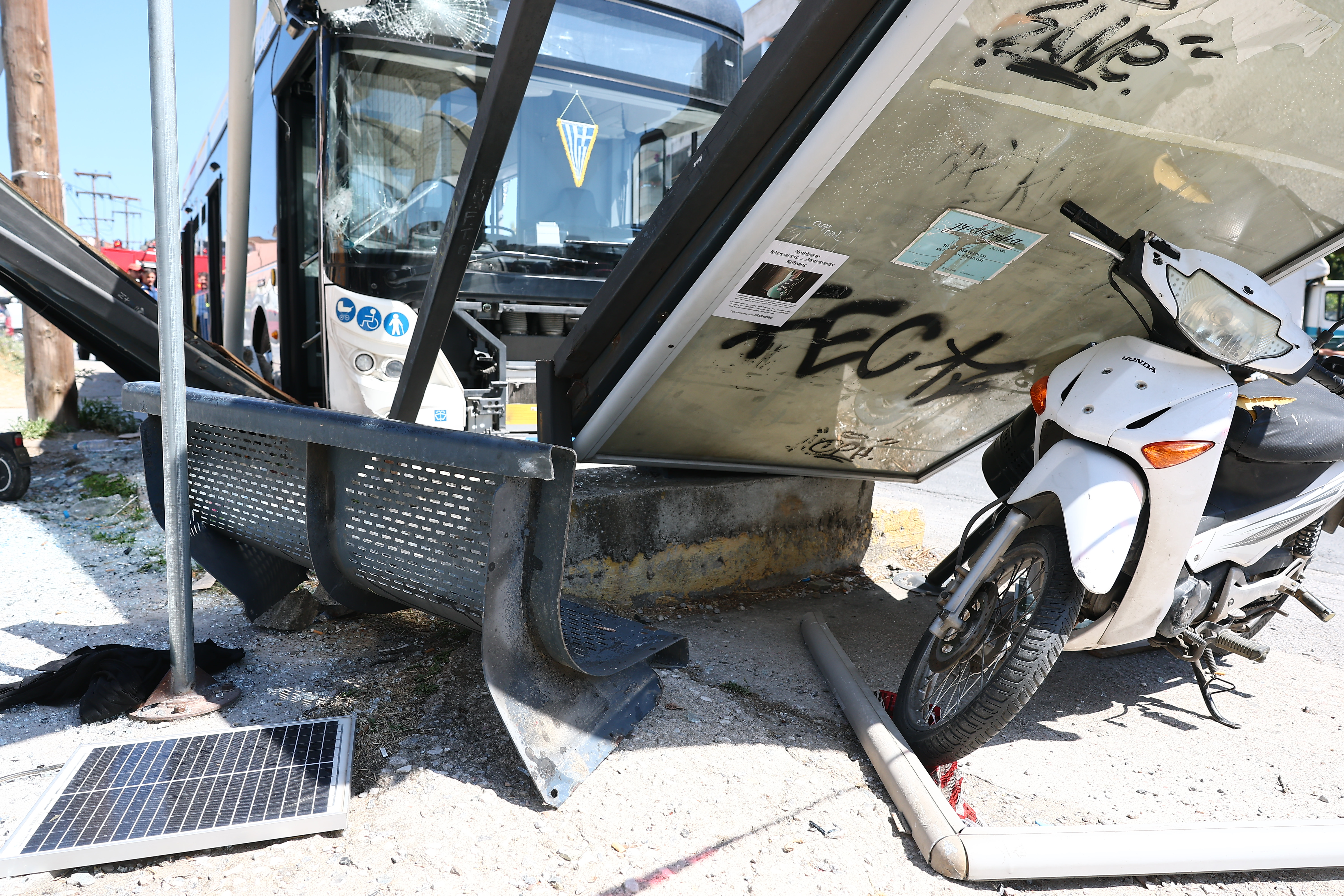 Σύγκρουση λεωφορείων: Πολύωρο χειρουργείο για την 21χρονη, εξιτήριο για τρεις τραυματίες