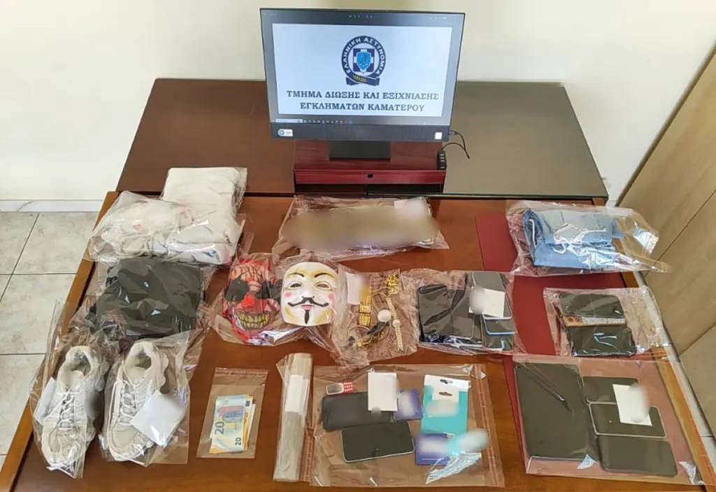Φυλή: Η στιγμή που αστυνομικοί κάνουν έφοδο σε σπίτι – Το κόλπο κακοποιών με λεία 250.000 ευρώ