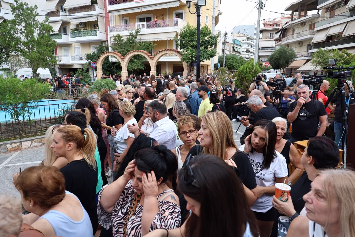 Στην αγκαλιά της Νίκαιας ο Γιώργος Μαζωνάκης - Πλήθος κόσμου στο λαϊκό προσκύνημα