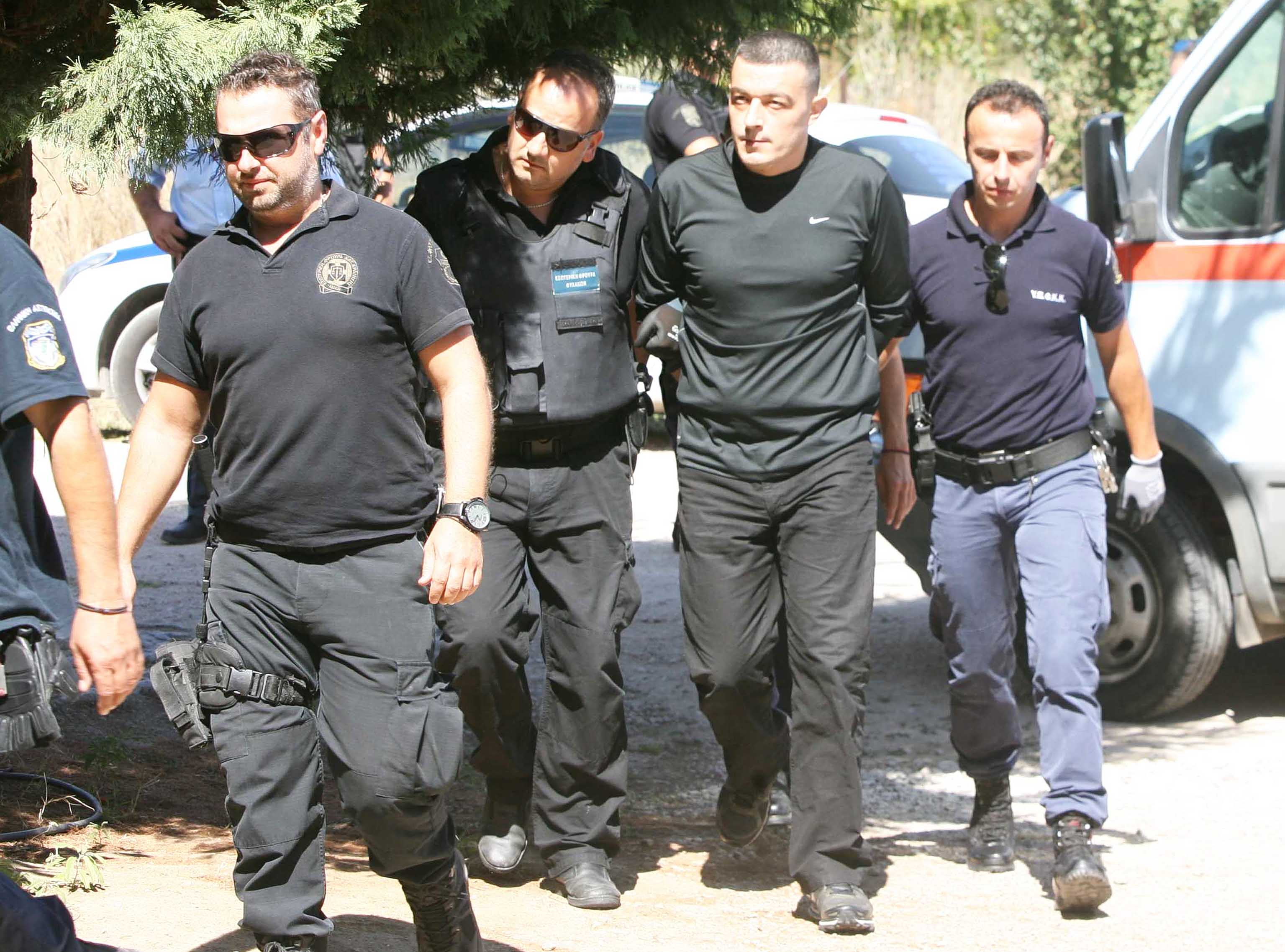 Σκηνικό βίας στην Ανάβυσσο: Εμπλεκόμενος στους πυροβολισμούς σε beach bar ο Αλκέτ Ριζάι