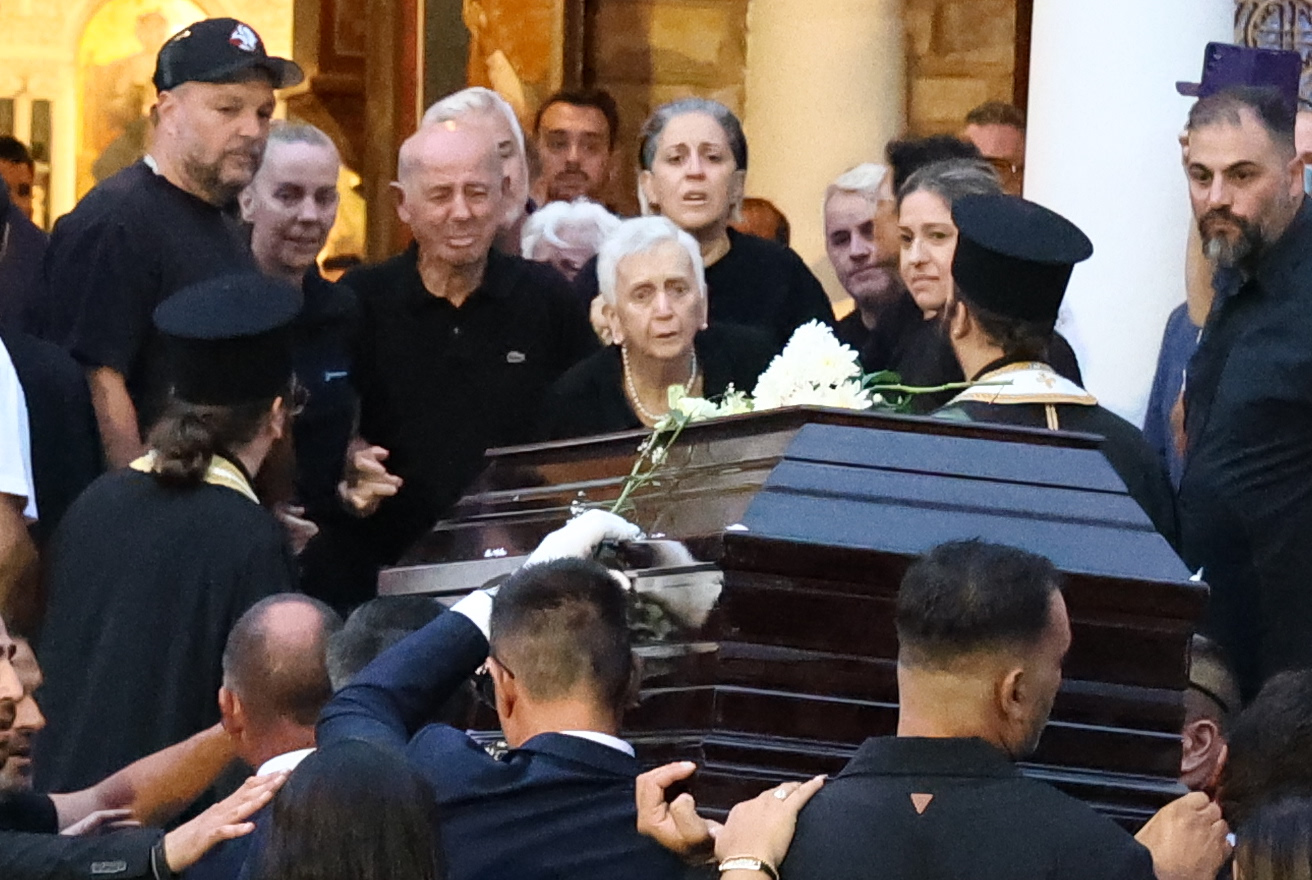 Η Νίκαια αποχαιρετά τον Γιώργο Μαζωνάκη: Η πλατεία στο πόδι, τραγούδια και δάκρυα στη λαϊκή αγρυπνία