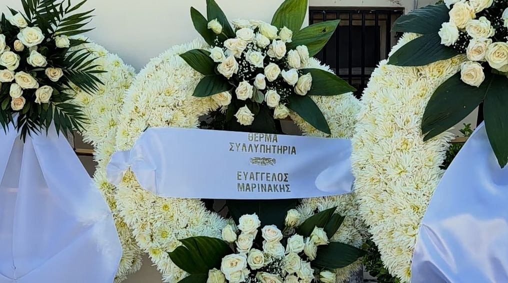 Στεφάνια από την ΠΑΕ Ολυμπιακός και τον Βαγγέλη Μαρινάκη για τον Γιώργο Μαζωνάκη | Επικαιρότητα στο LivePress.gr