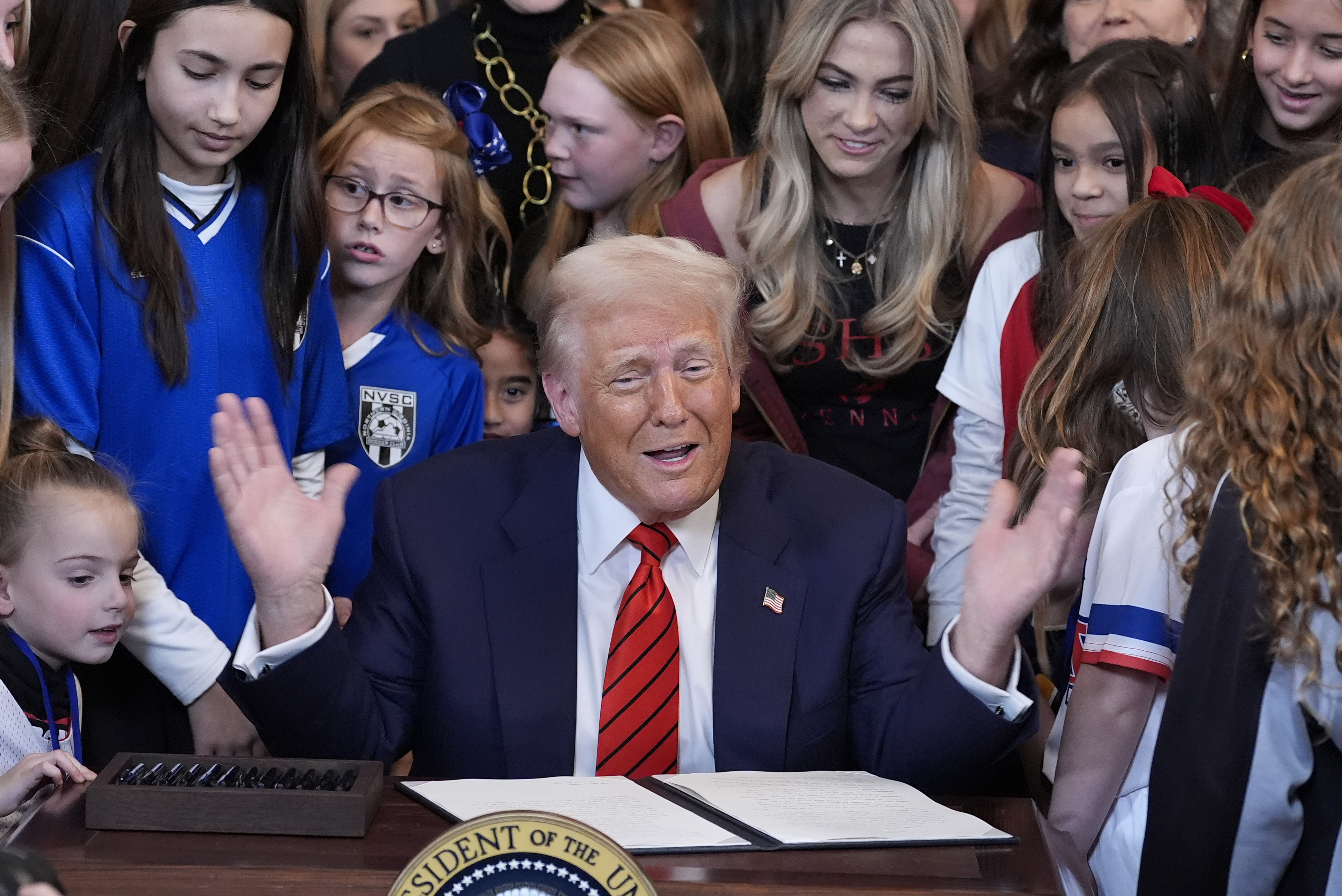 «Πατρίς, θρησκεία, οικογένεια» made in USA - Γιατί ο Τραμπ θέλει τις γυναίκες στο σπίτι