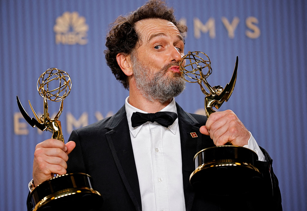 Emmy 2026: Τζιν Σμαρτ και Μάθιου Ρις έγραψαν ιστορία – Το «Widow’s Bay» σάρωσε με 14 βραβεία