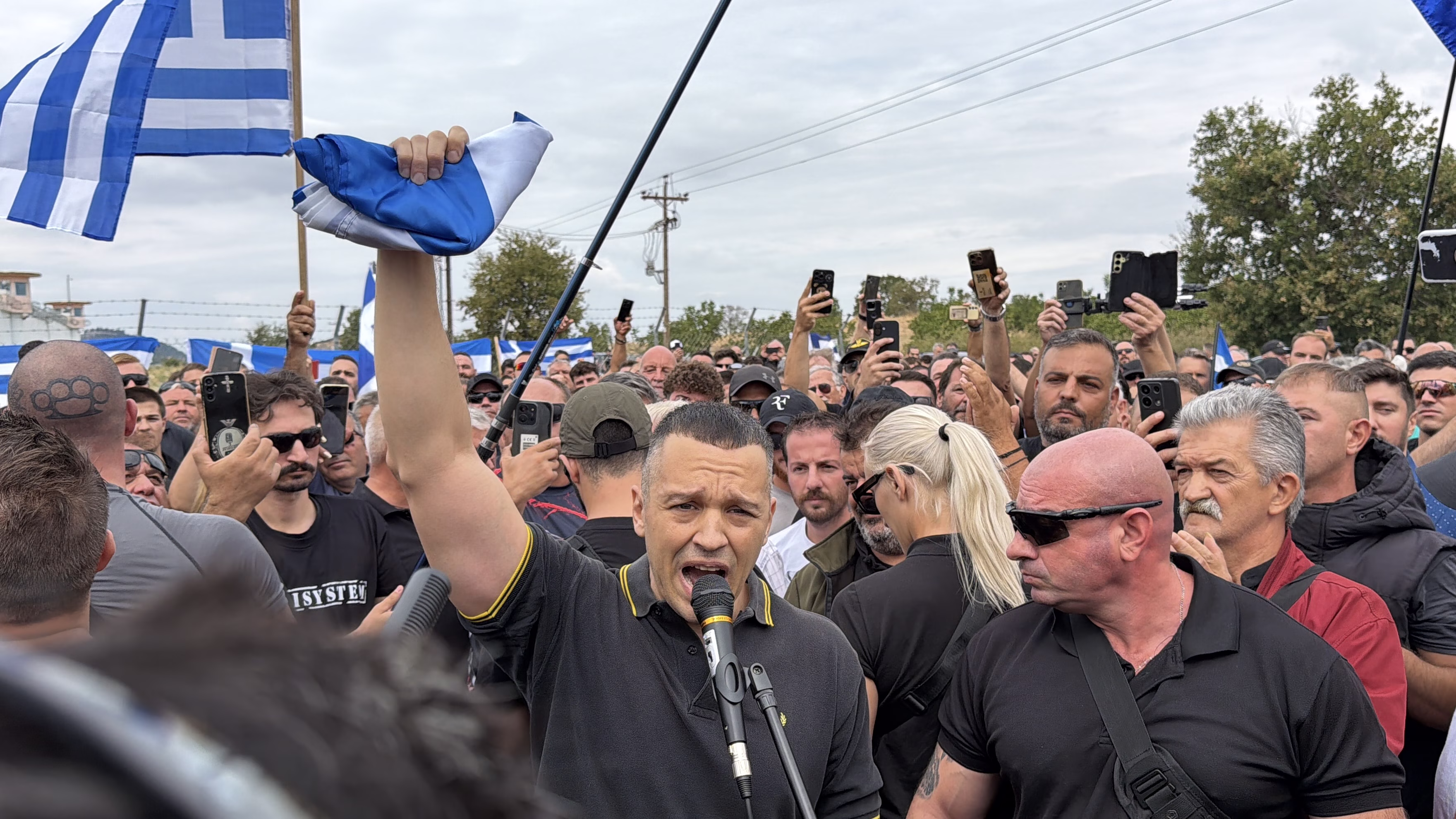«Δεν ισοδυναμεί με πολιτική αθώωση»: Οι σφοδρές αντιδράσεις στη Βουλή για την αποφυλάκιση Κασιδιάρη