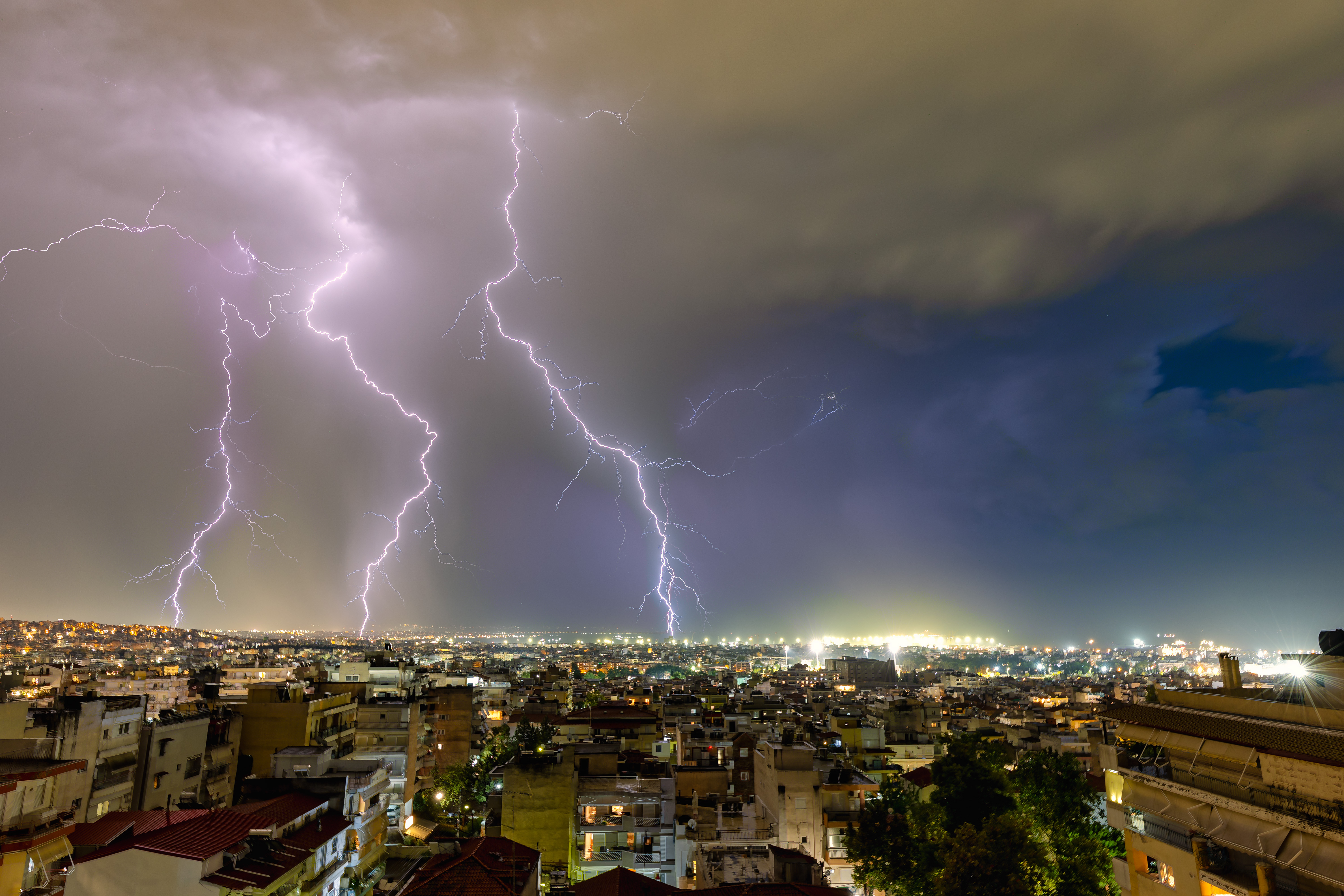 «Κόκκινος συναγερμός» για την κακοκαιρία: Πού θα βρέξει καταρρακτωδώς σήμερα - Η νέα πρόγνωση