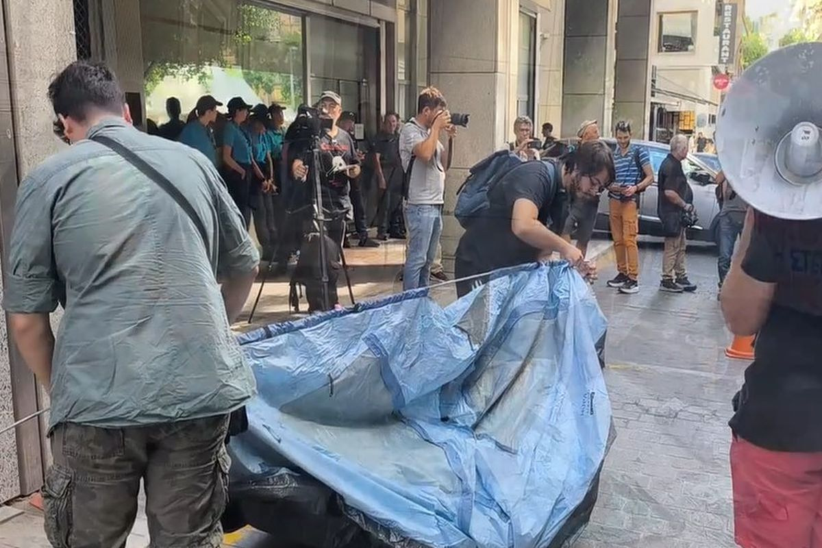 Φοιτητές άνοιξαν σκηνές έξω από το υπουργείο Οικονομικών