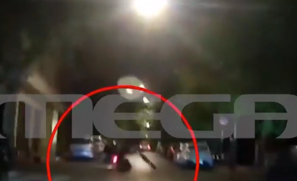 Σοβαρό τροχαίο στο Μεταξουργείο: Η στιγμή που ηλεκτρικό πατίνι συγκρούεται με μηχανή | Επικαιρότητα στο LivePress.gr