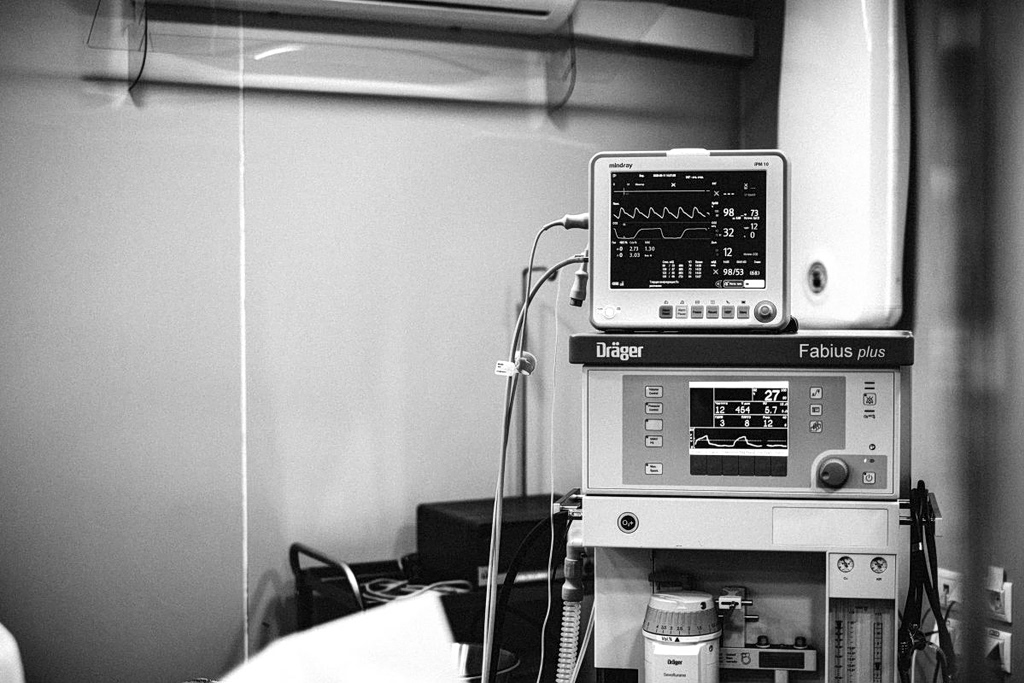 «Μας έκλεισαν στο ασανσέρ για να εξαφανίσουν μηχανήματα» – Τα παράλογα των ελέγχων στα ιατρεία