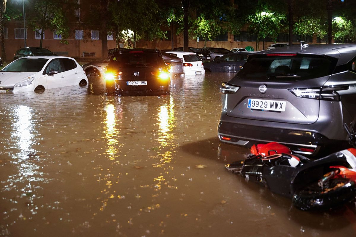 Ένας νεκρός από τις σφοδρές βροχοπτώσεις στην Ισπανία: Παρέλυσαν οι συγκοινωνίες