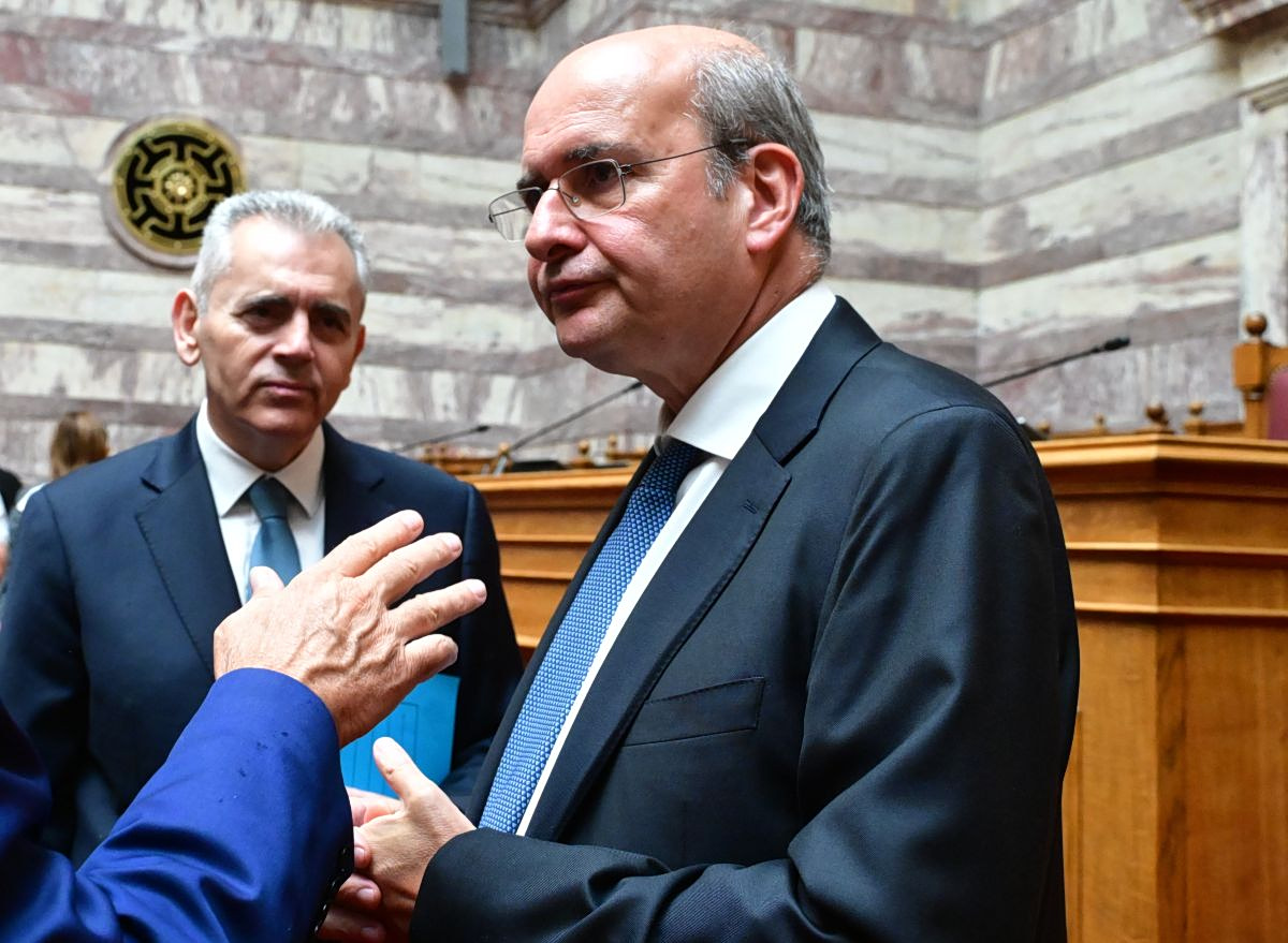 Η βάση της ΝΔ στριμώχνει τους «γαλάζιους» βουλευτές