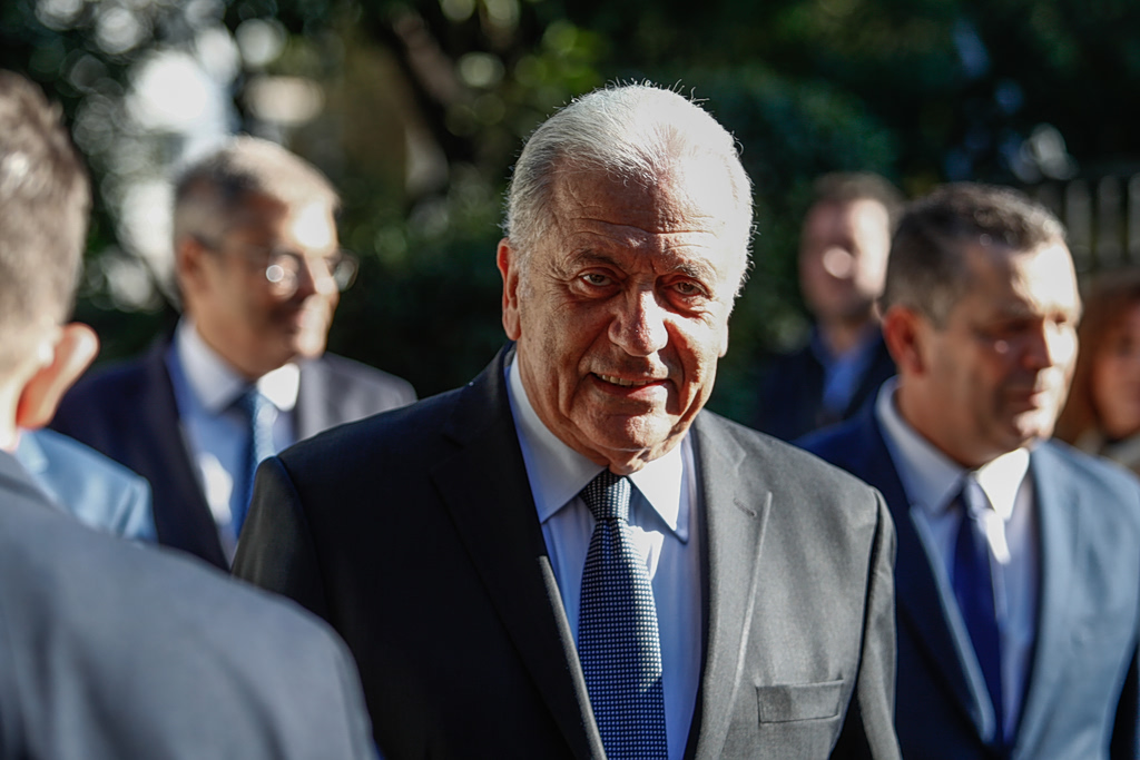 Στον δρόμο για τις Βρυξέλλες ο Αβραμόπουλος | Επικαιρότητα στο PlusTV.gr