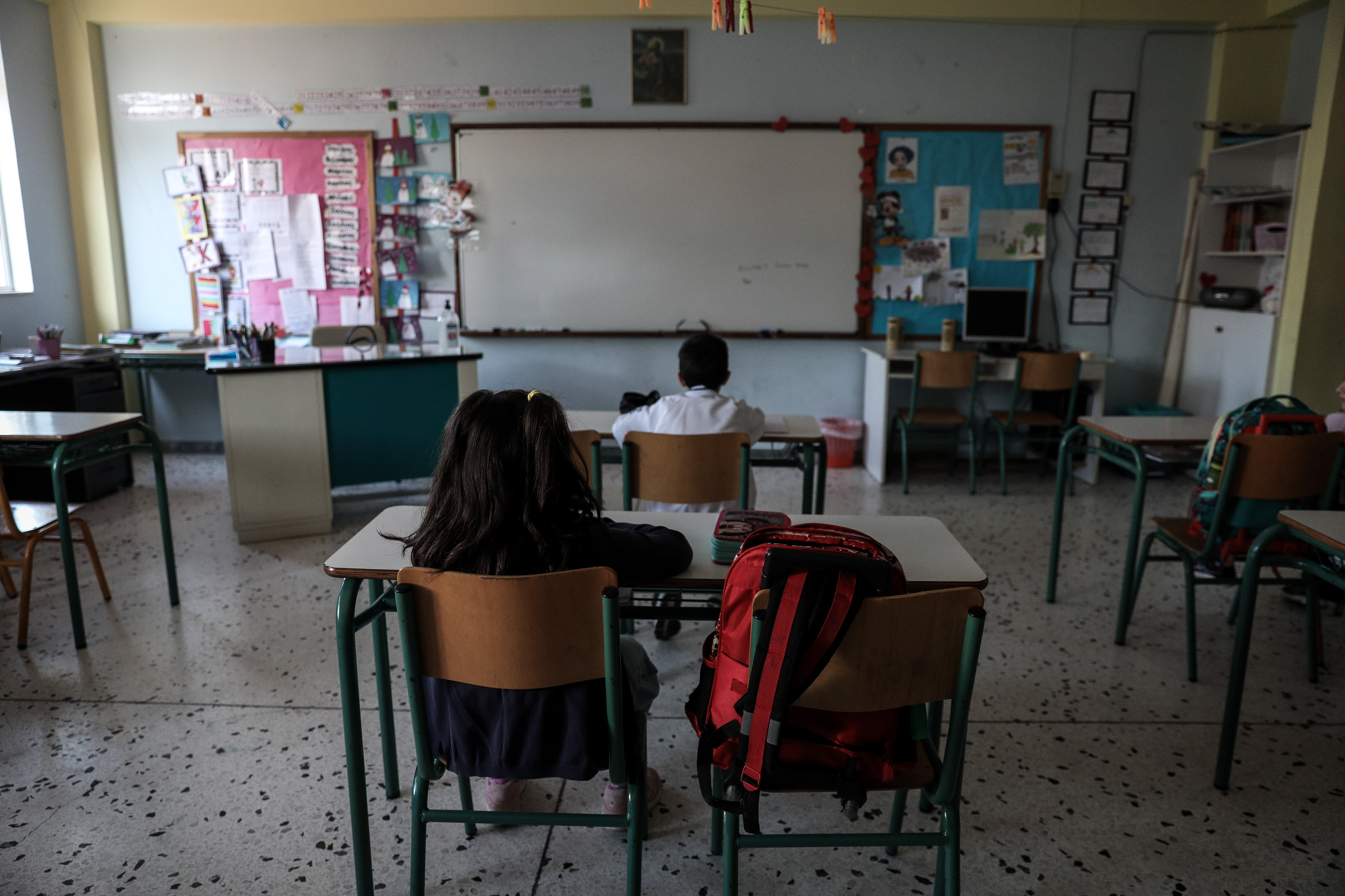 Η οικονομία των άδειων θρανίων