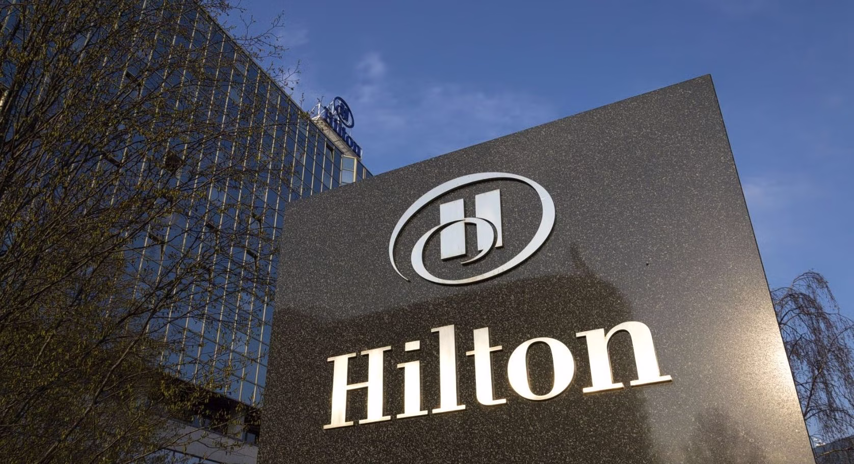 Hilton: Απόβαση σε Μύκονο και Σαντορίνη - Σπάει το φράγμα των 70 ξενοδοχείων στην Ελλάδα
