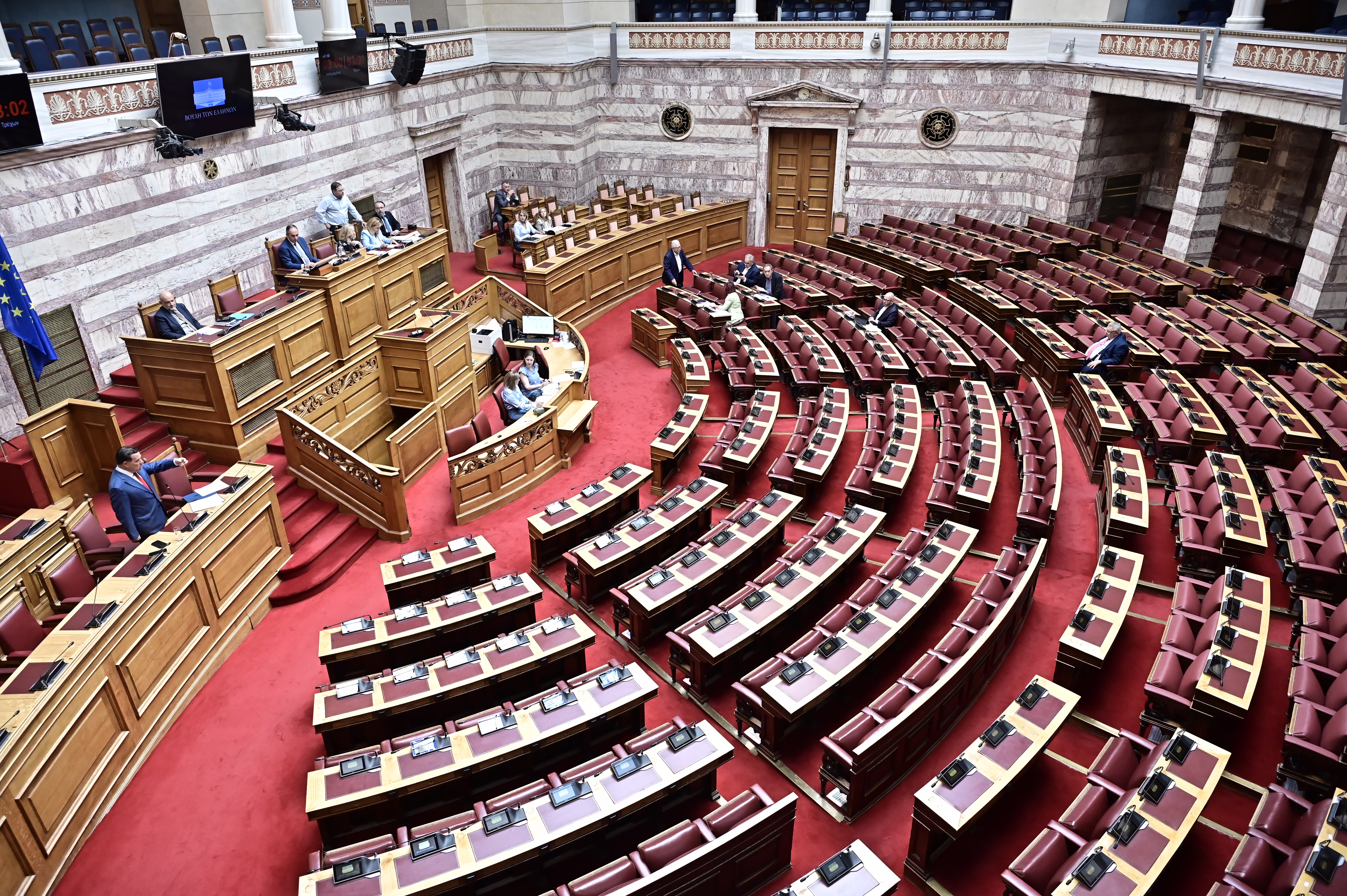 «Ξεμύτισαν» στη Βουλή οι υποστηρικτές του Κασιδιάρη – Σφοδρές αντιδράσεις