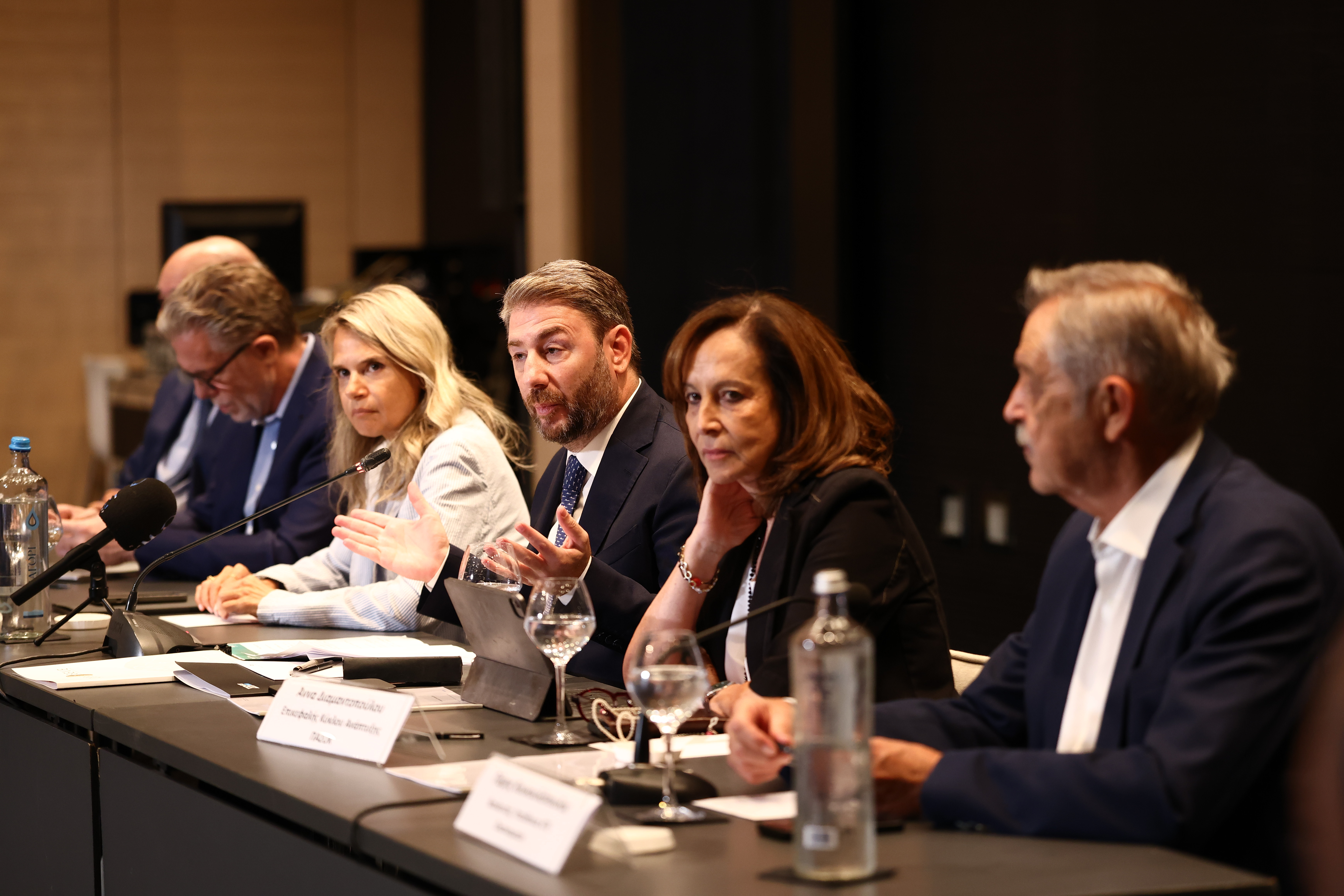 ΠαΣοΚ: Εσωκομματικές τρικλοποδιές θολώνουν την ανοδική εικόνα