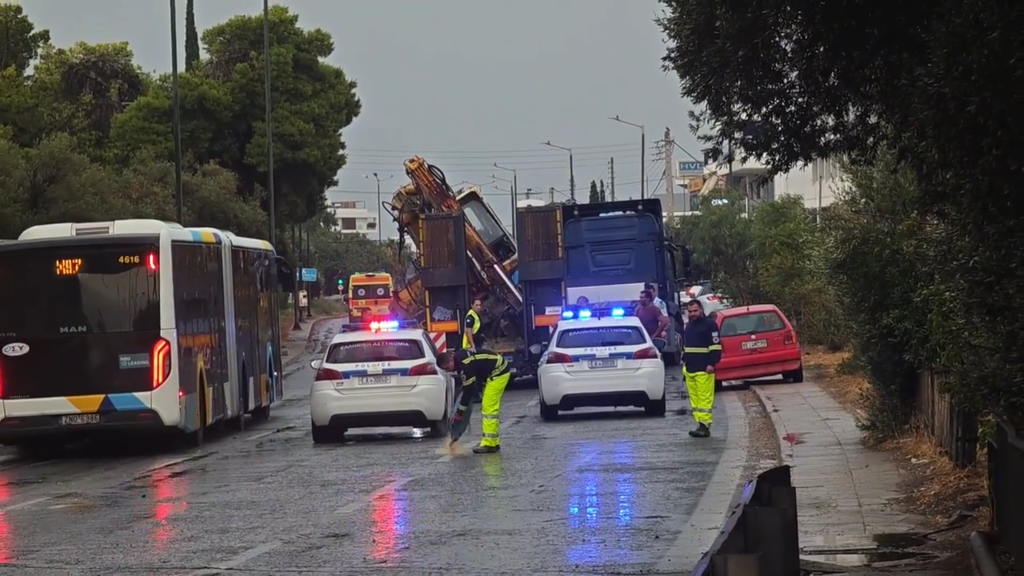 Κλειστή η Βουλιαγμένης: Φορτηγό με σκαπτικό μηχάνημα χτύπησε σε γέφυρα | Επικαιρότητα στο PlusTV.gr