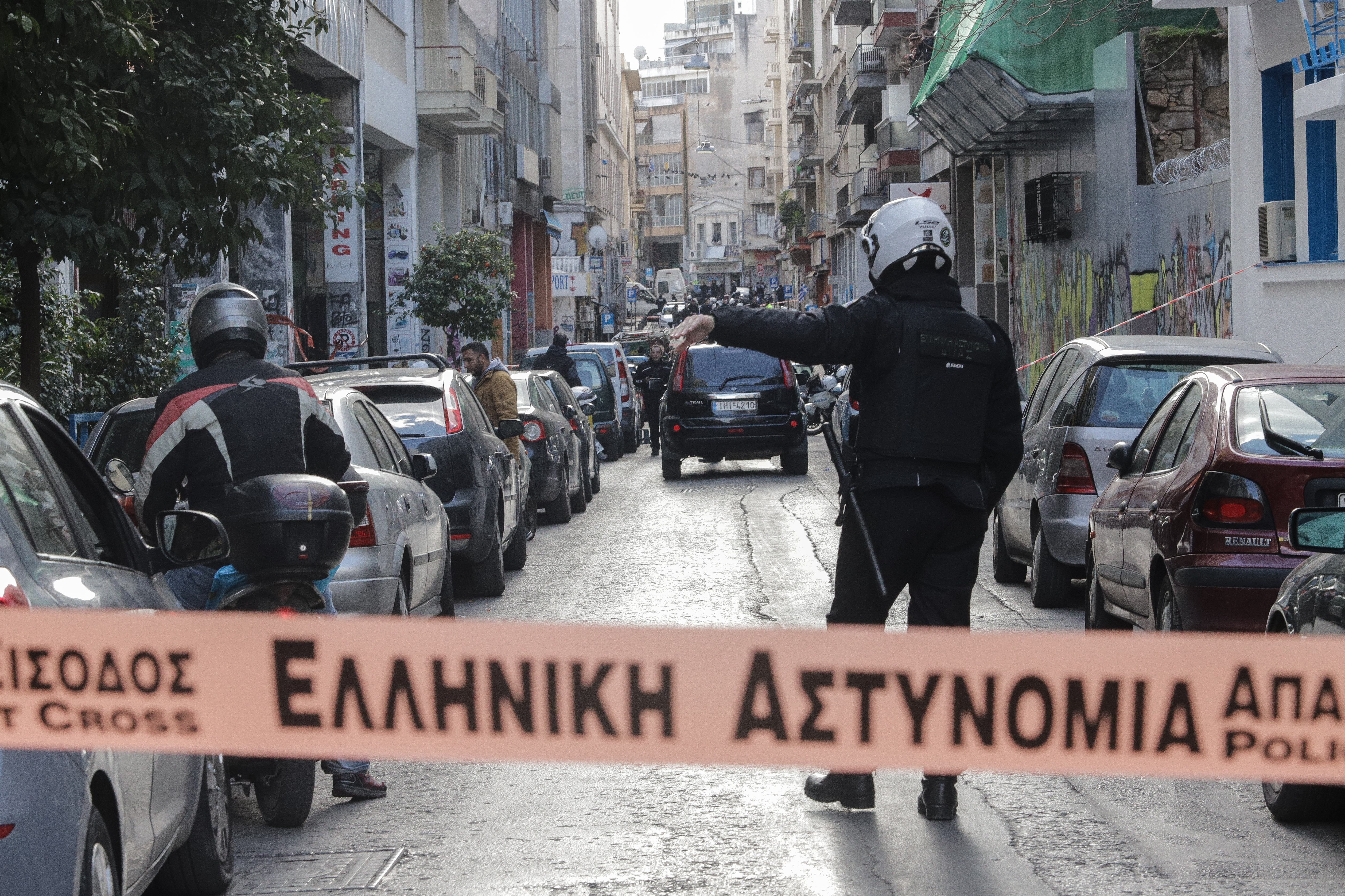 Συναγερμός στη Νίκαια: 48χρονος άνδρας κρατά όμηρο τη σύντροφό του