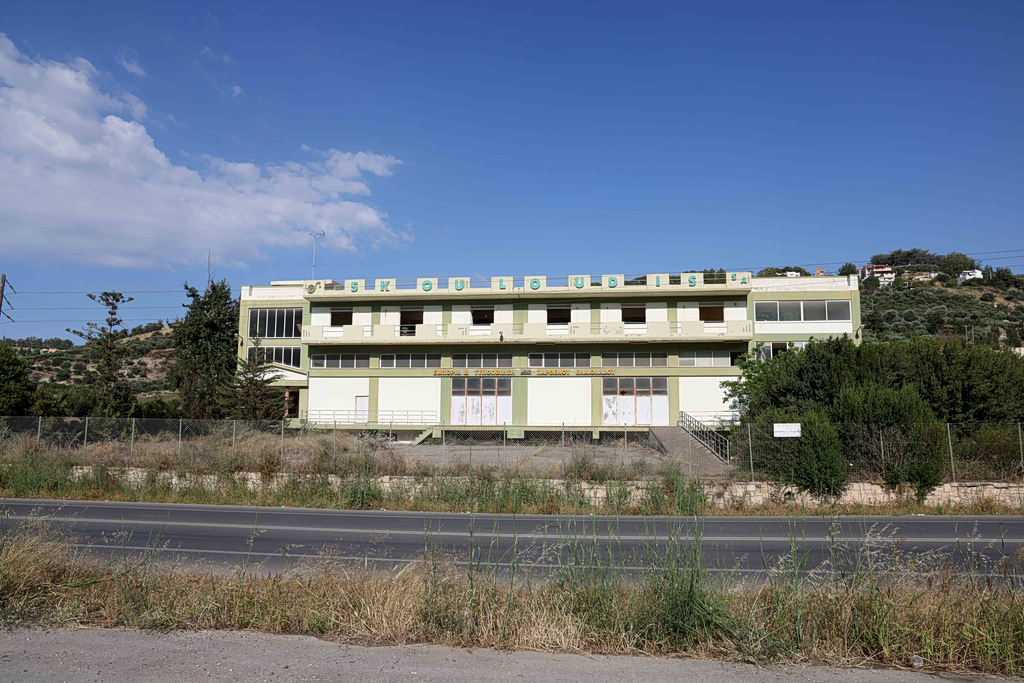 Κρήτη: Επ’ αόριστον αποκλεισμός στην Εθνική Ηρακλείου-Μοιρών για τη δομή φιλοξενίας στους Αθανάτους