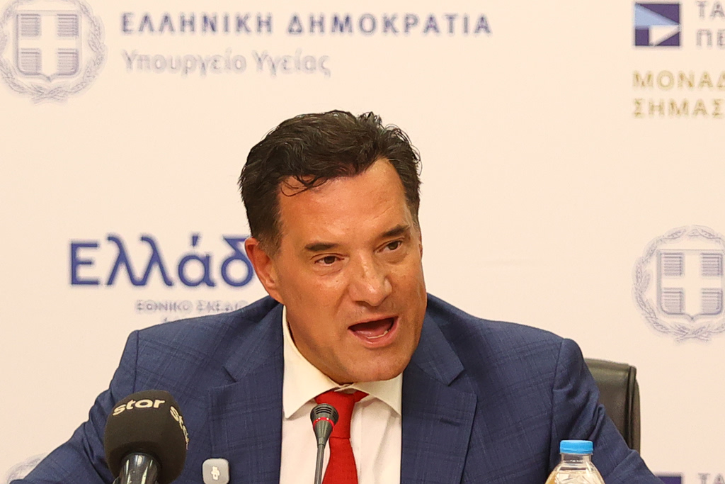 Παραλήρημα Γεωργιάδη μετά τις αποκαλύψεις για τα ιατρεία – Πώς έμπλεξε πλασμαφαίρεση, νανογιλέκα, ξυλόλιο