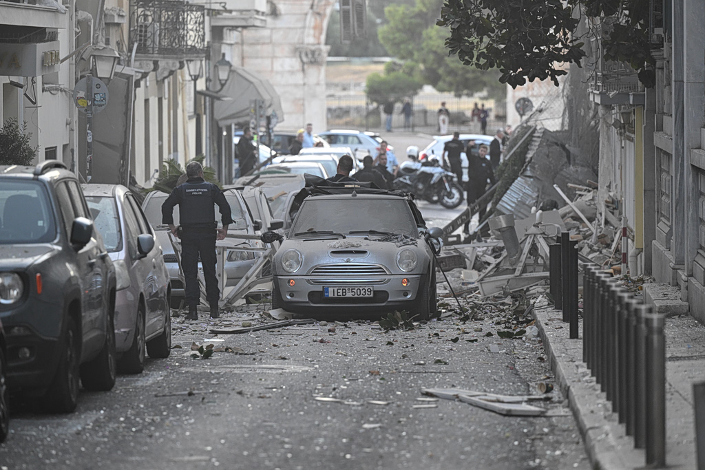 Έκρηξη στο κέντρο της Αθήνας: Κατέρρευσε παλιά οικία στη Λυσικράτους | Επικαιρότητα στο PlusTV.gr