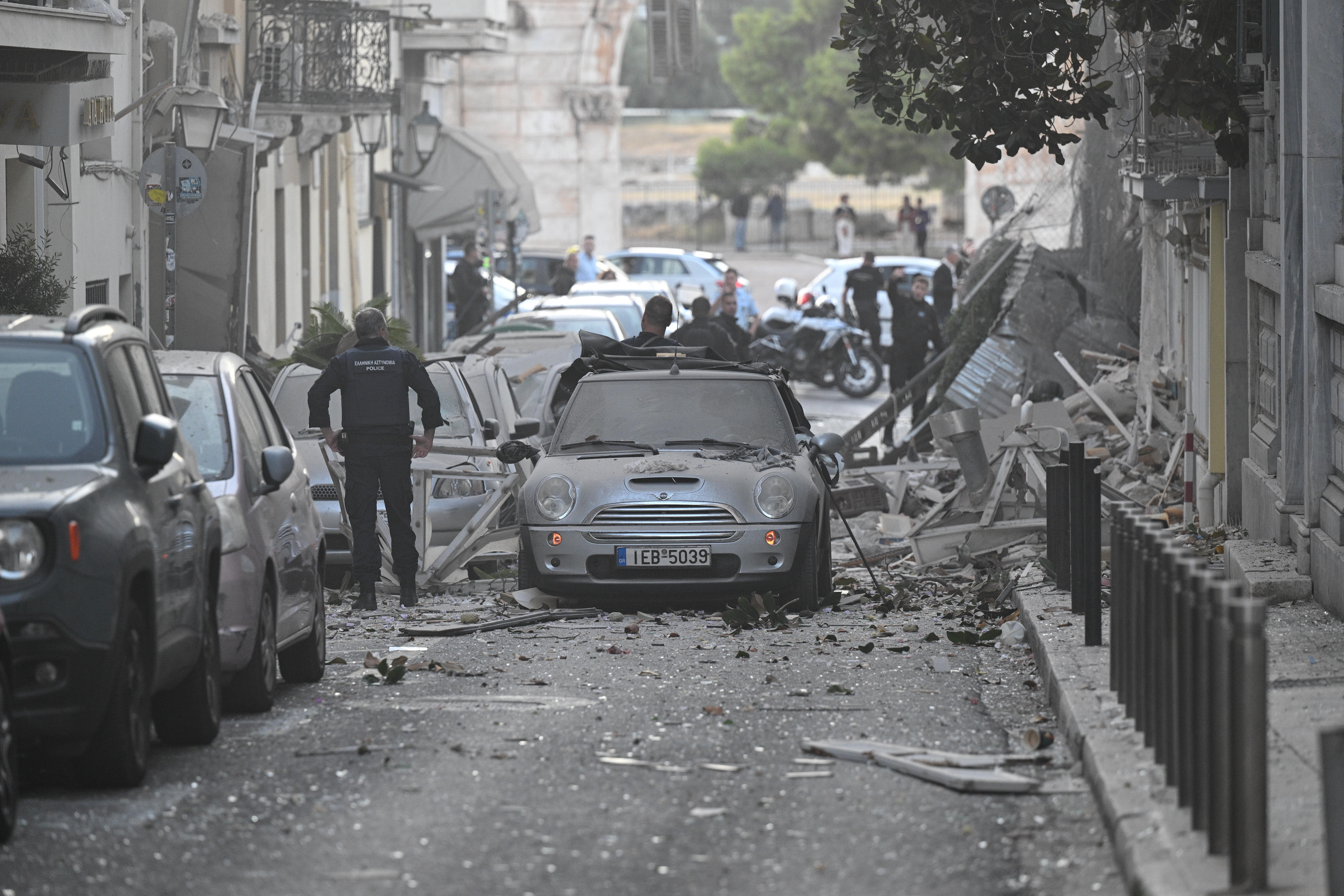 Έκρηξη στο κέντρο της Αθήνας: Κατέρρευσε παλιά οικία στη Λυσικράτους