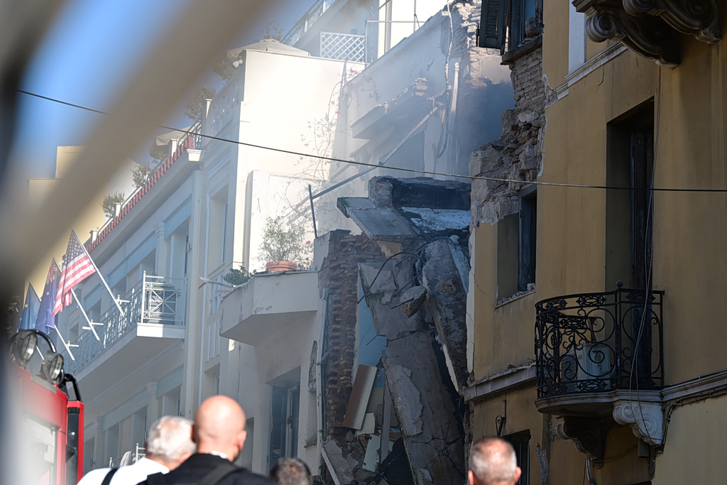 Έκρηξη στην Πλάκα: Ψάχνουν στα συντρίμμια με μικροκάμερες – Άμορφη μάζα το κτίριο | Επικαιρότητα στο LivePress.gr