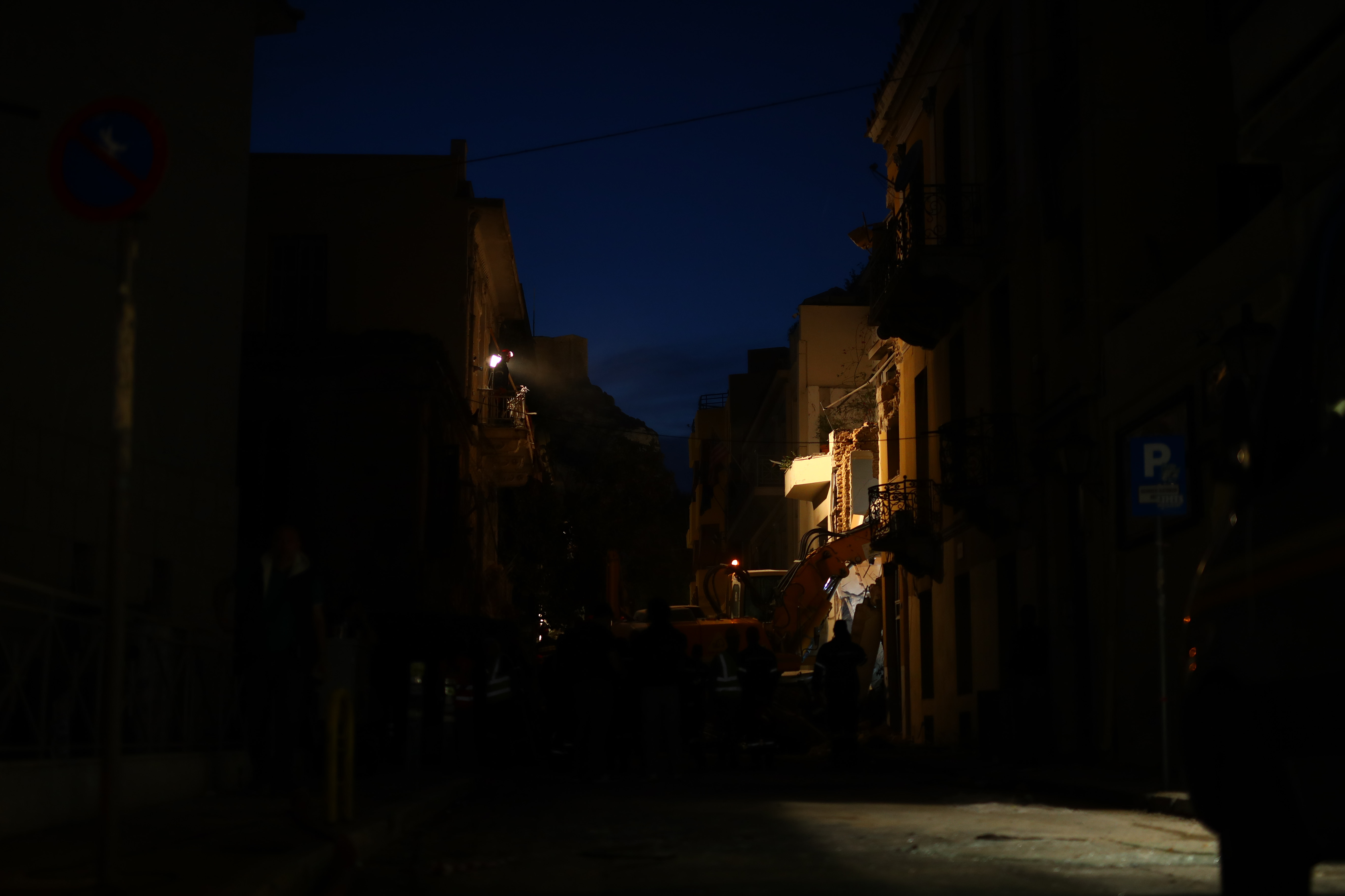 Ωρες αγωνίας για τους 6 αγνοούμενους – Υπεράνθρωπη μάχη στα συντρίμμια του κτηρίου στην Πλάκα