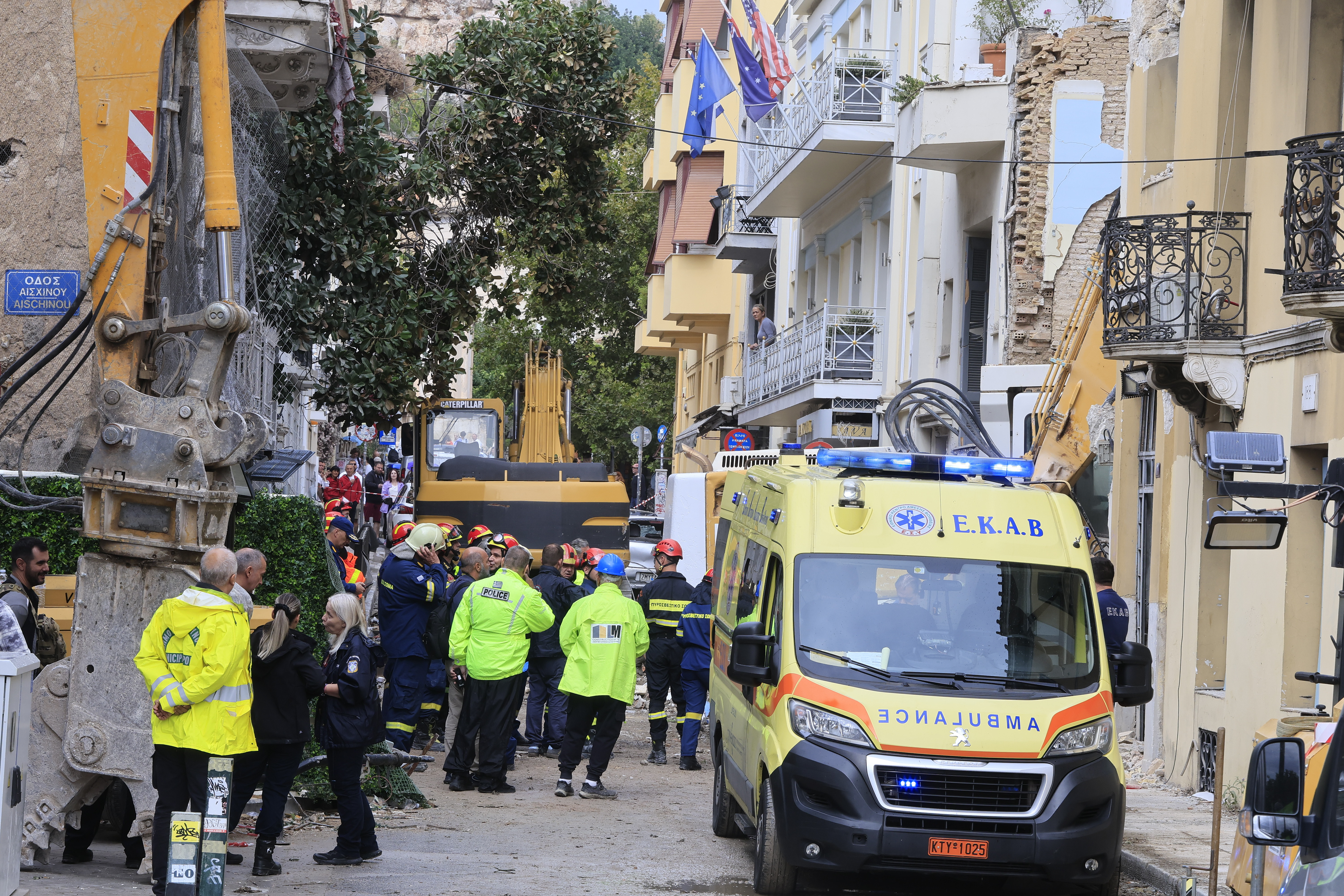Πλάκα: Αλλες δύο σοροί στα συντρίμμια - Αγωνιώδεις έρευνες για τους υπόλοιπους αγνοούμενους
