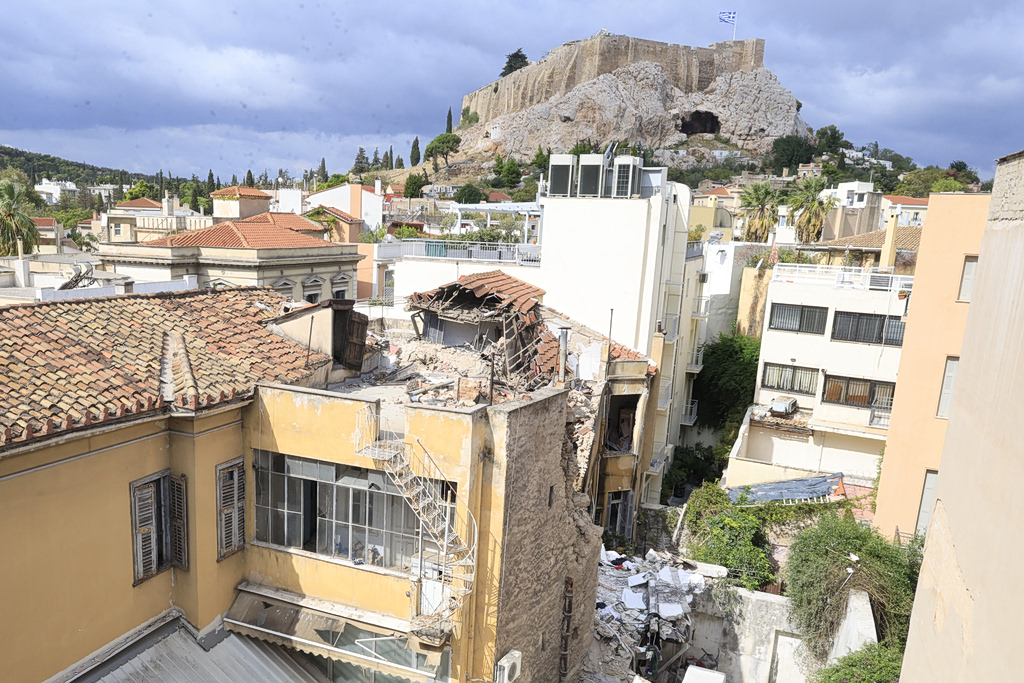 Πλάκα: Στο μικροσκόπιο τα γειτονικά κτίρια – Φόβοι για τη στατικότητα τους | Επικαιρότητα στο PlusTV.gr