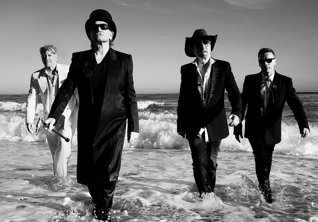 U2: Μισός αιώνας ανάμεσα στη μουσική, την πολιτική και τις αντιφάσεις – Ο Bono, οι επιτυχίες και η μεγάλη επιστροφή