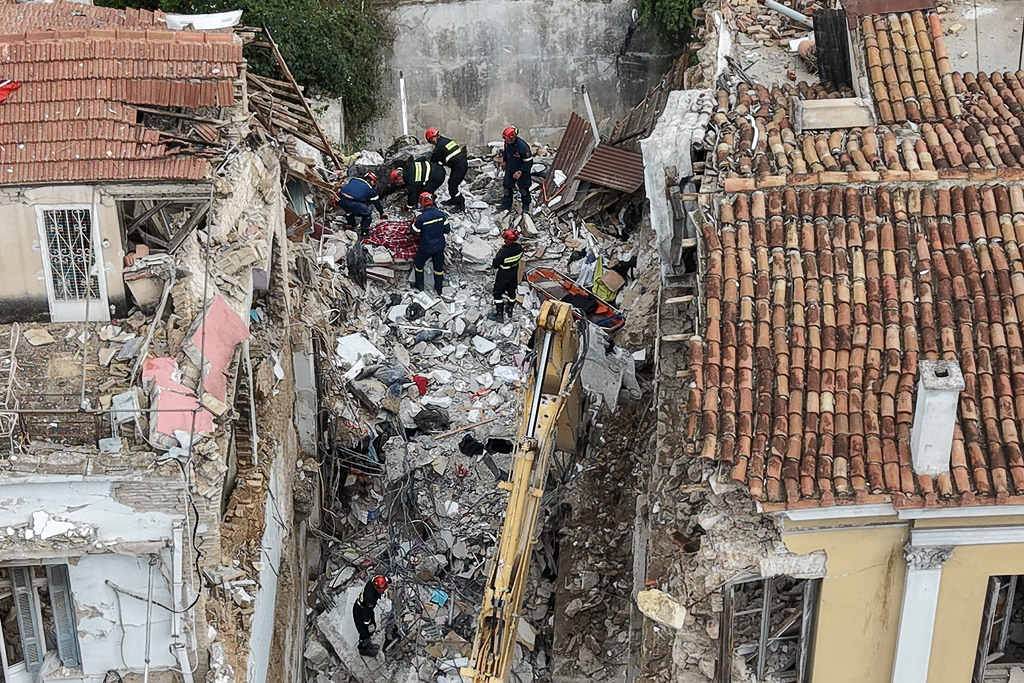 5 το πρωί: Άρωμα τρομοκρατίας στη Βρετανία – Μυστήριο τα αίτια της έκρηξης στην Πλάκα – Υποχωρεί η κακοκαιρία