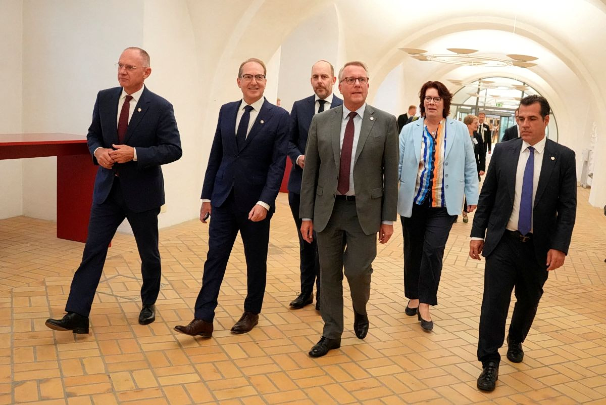 Πλεύρης στο Politico: Μηχανισμός επιστροφών μεταναστών σε τρίτες χώρες από το 2027
