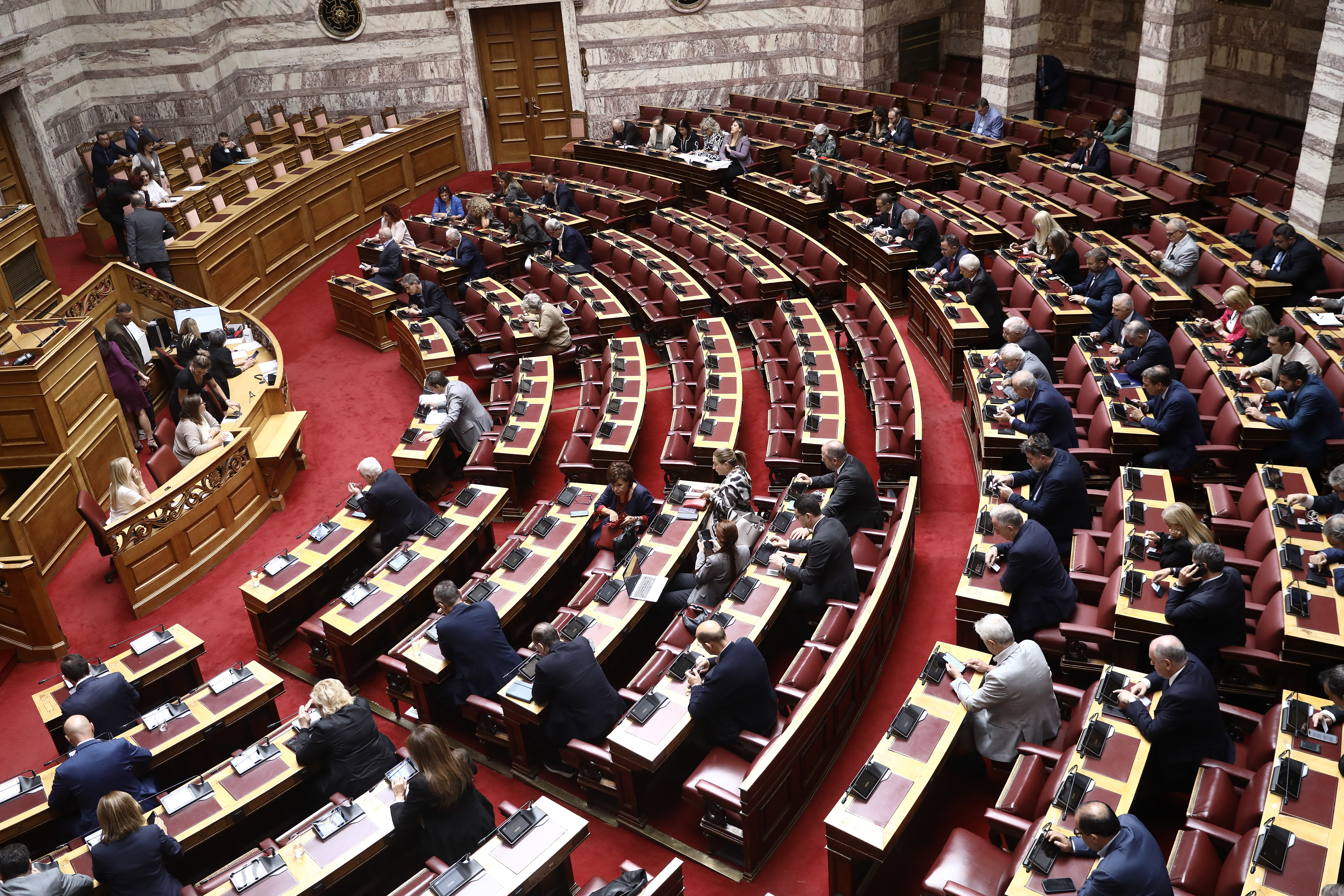 Βουλή: Η παραπομπή Τριαντόπουλου στο επίκεντρο της αντιπαράθεσης