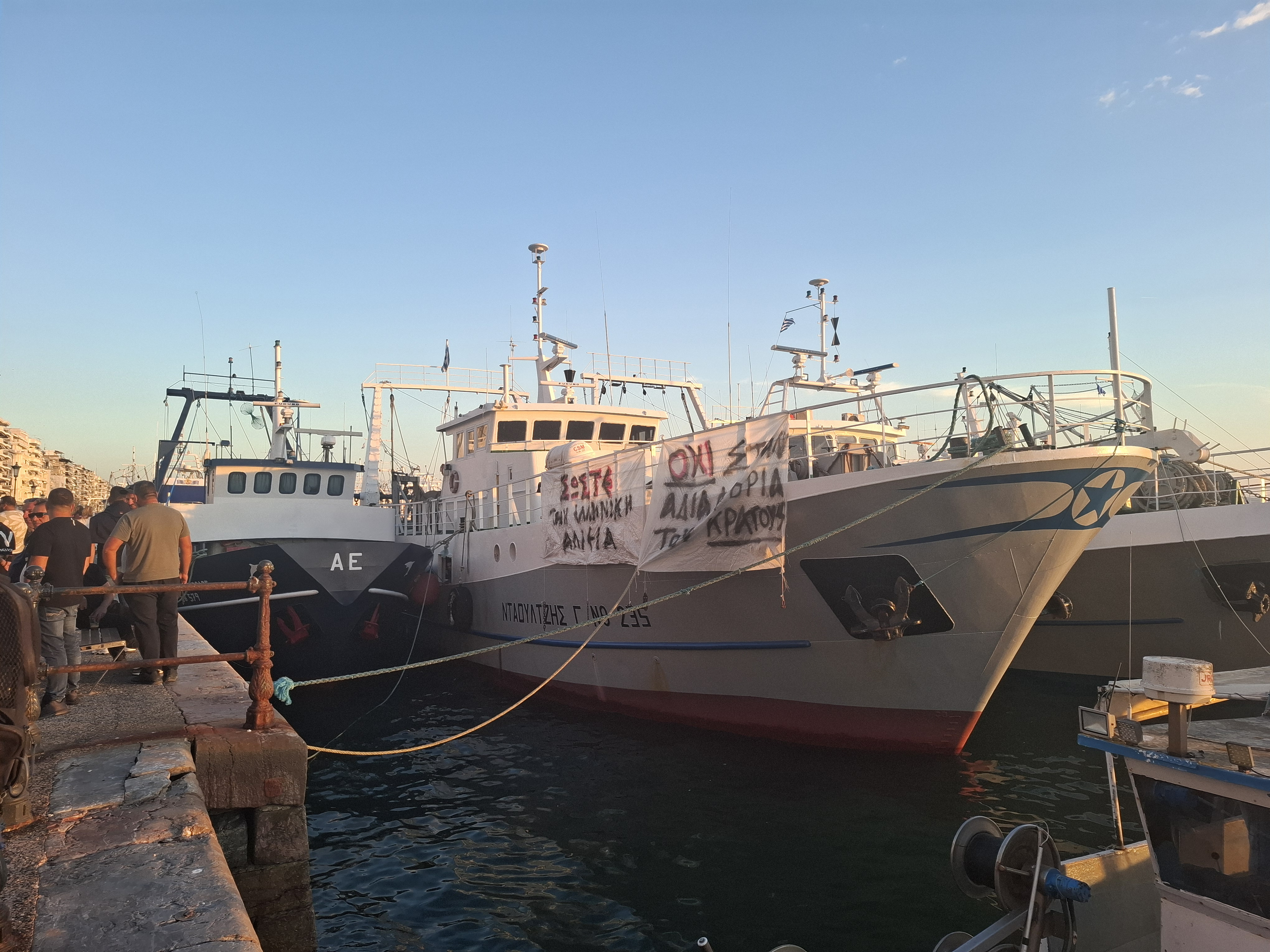 Στο πλευρό των αλιέων στη Θεσσαλονίκη ο Αλέξης Τσίπρας – «Χώρα που δεν παράγει δεν έχει μέλλον»