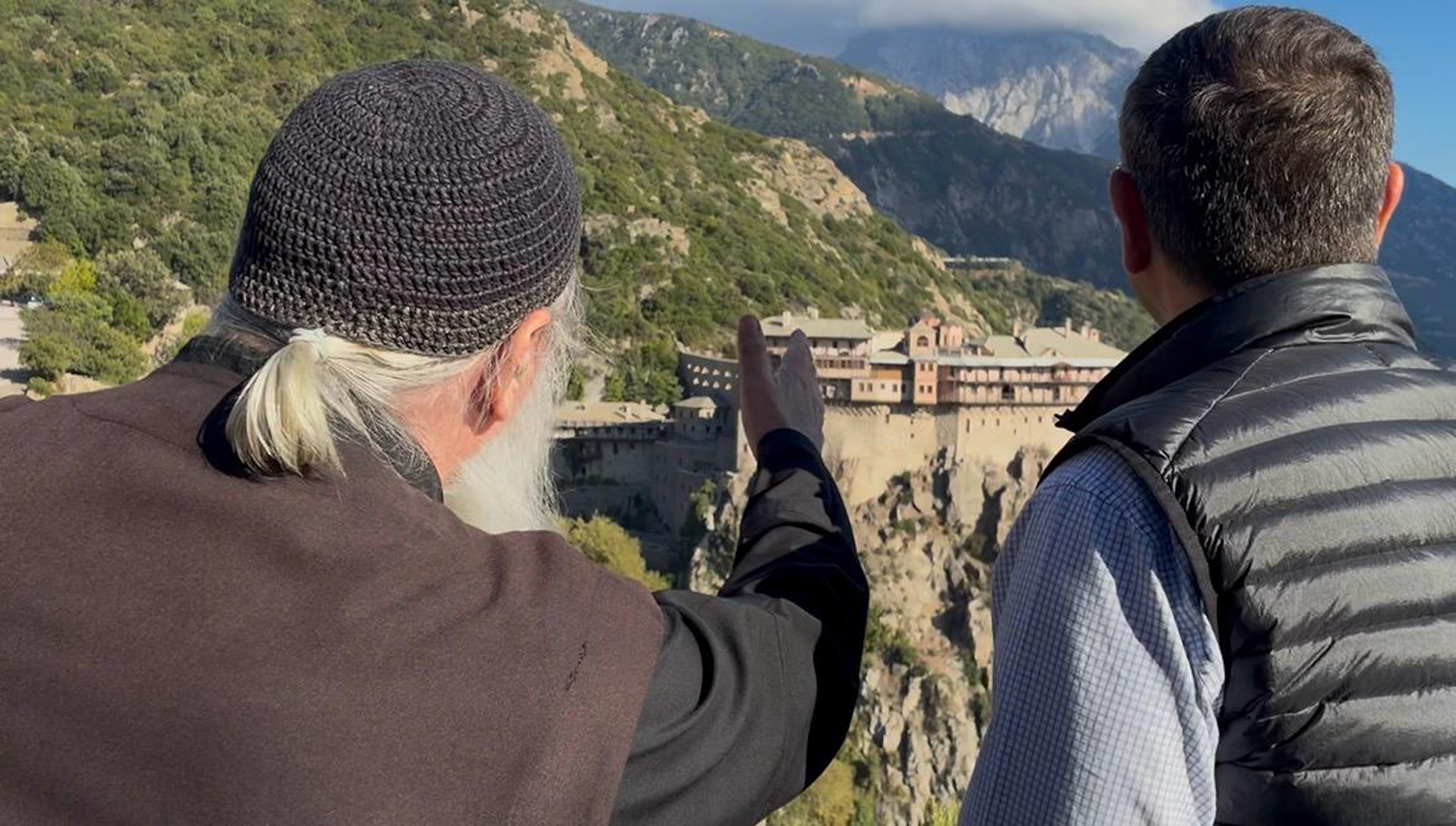 Τι γυρεύει ένας άθεος στο Αγιο Ορος: Η επίσκεψη Τσίπρα στη Σιμωνόπετρα και ο άνθρωπος που τον συνοδεύει