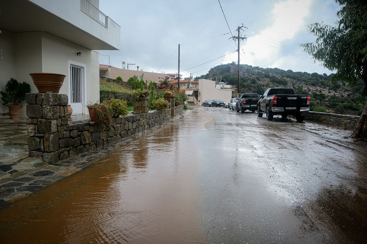Ήχησε 112 στον Μυλοπόταμο: Υπερχείλισε χείμαρρος, πλημμύρισαν σπίτια