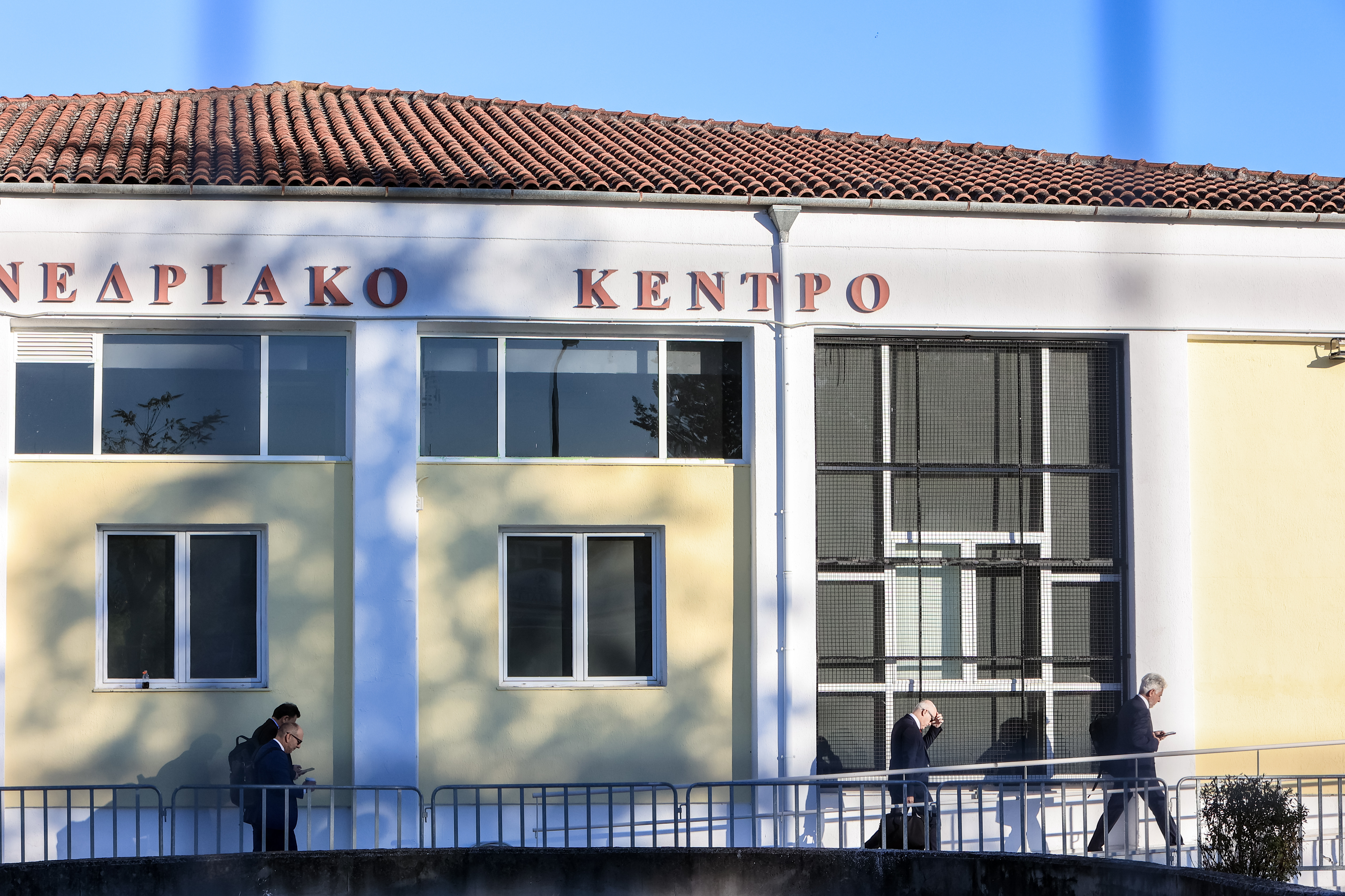 Δίκη Τέμπη: «Ξεκλειδώνουν» τα τηλέφωνα, νέα αιτήματα για τα οστάρια στα χώματα