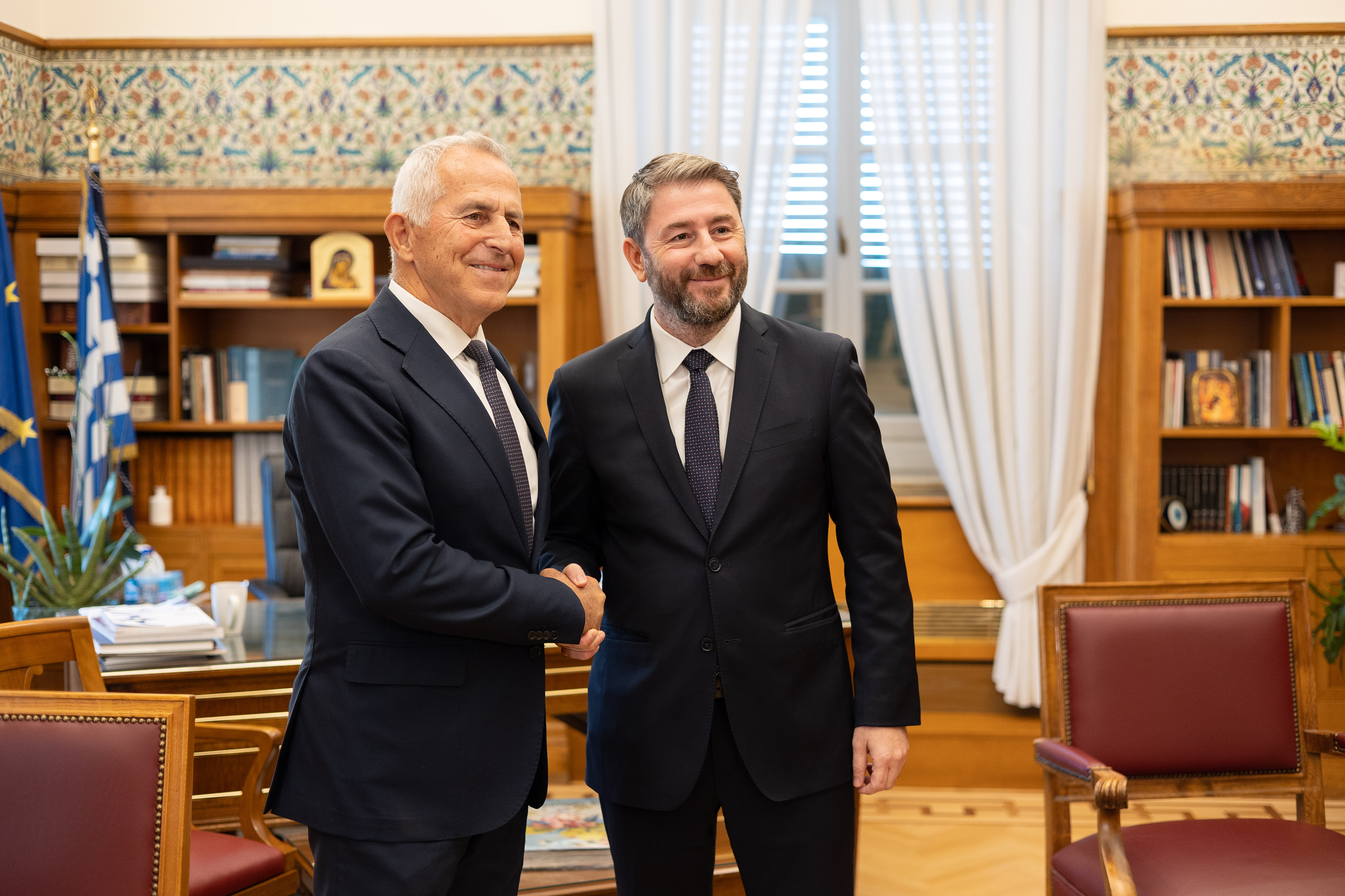 Στο ΠαΣοΚ ο Αποστολάκης: Το θερμό «καλώς ήρθες, Ναύαρχε» και η ατάκα για το «κύμα»
