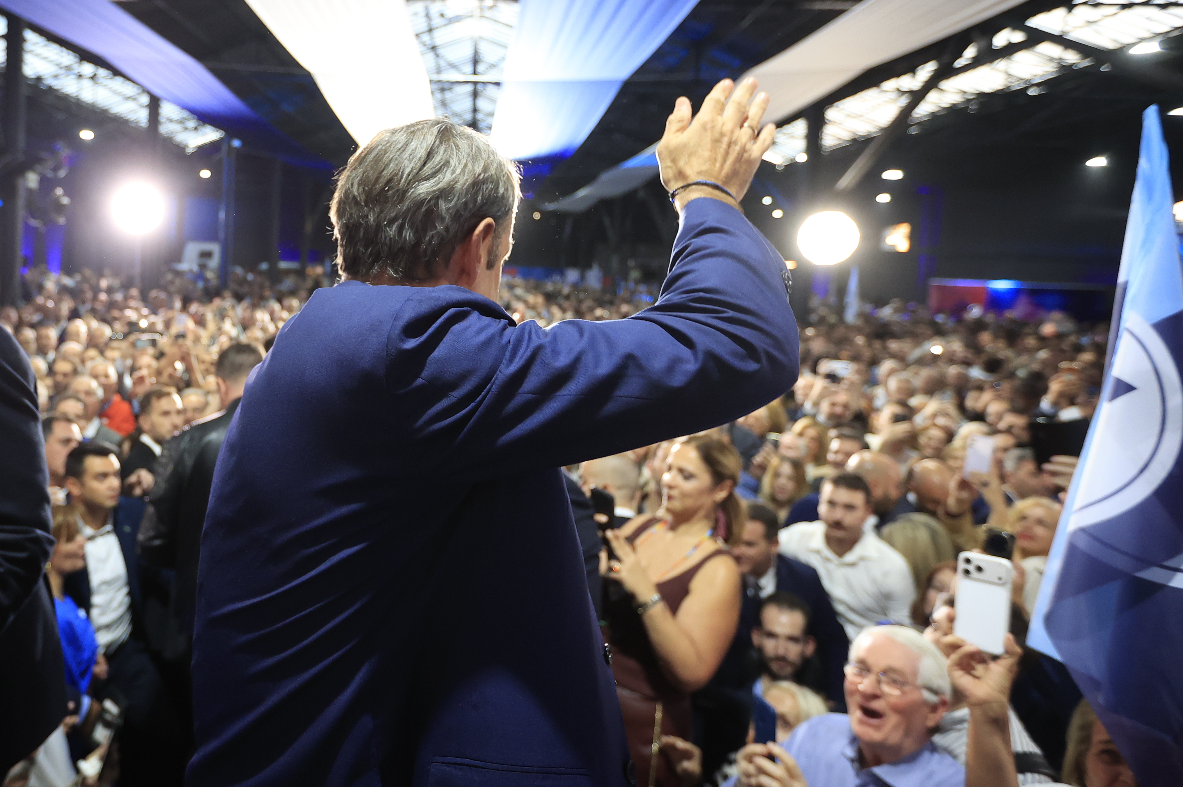 Γαλάζιο πάρτι με πούρα και «Μύρισε θυμάρι»: Όσα ζήσαμε στα γενέθλια της Νέας Δημοκρατίας