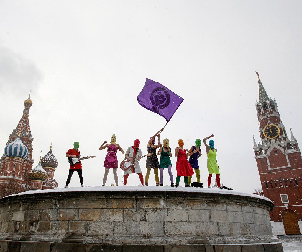 Pussy Riot: Από τα κάτεργα του Πούτιν στην Αθήνα – Η διαδρομή της φεμινιστικής κολλεκτίβας | Επικαιρότητα στο LivePress.gr